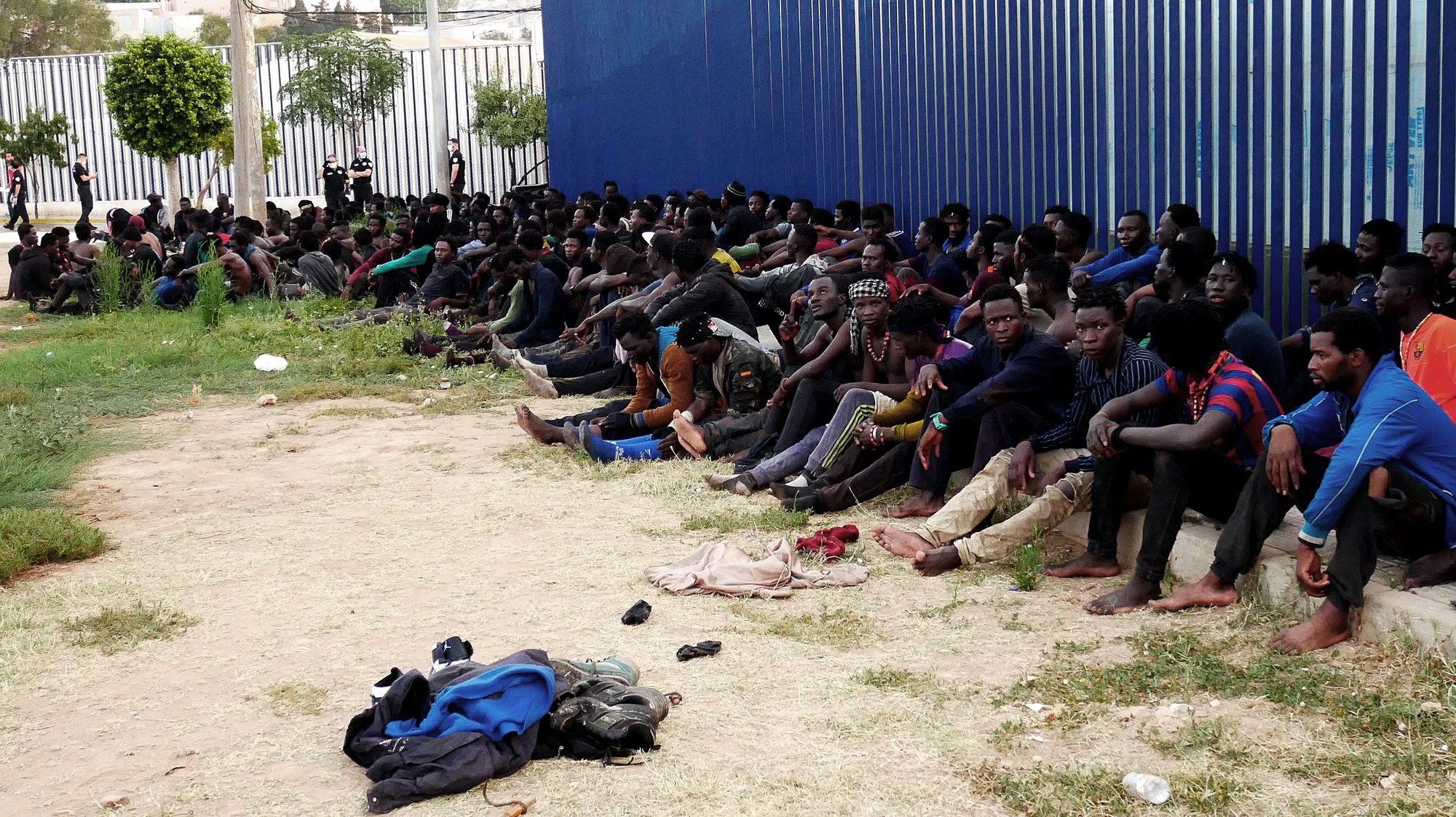 Migrantes esperam ser admitidos no Centro de Estadia Temporária de Imigrantes