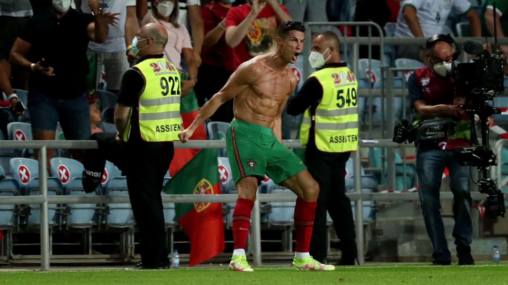 Cristiano Ronaldo empatou aos 89', fez o 2-1aos 90+6' e acabou por ver amarelo ao tirar a camisola nos festejos que o afasta do jogo com o Azerbaijão