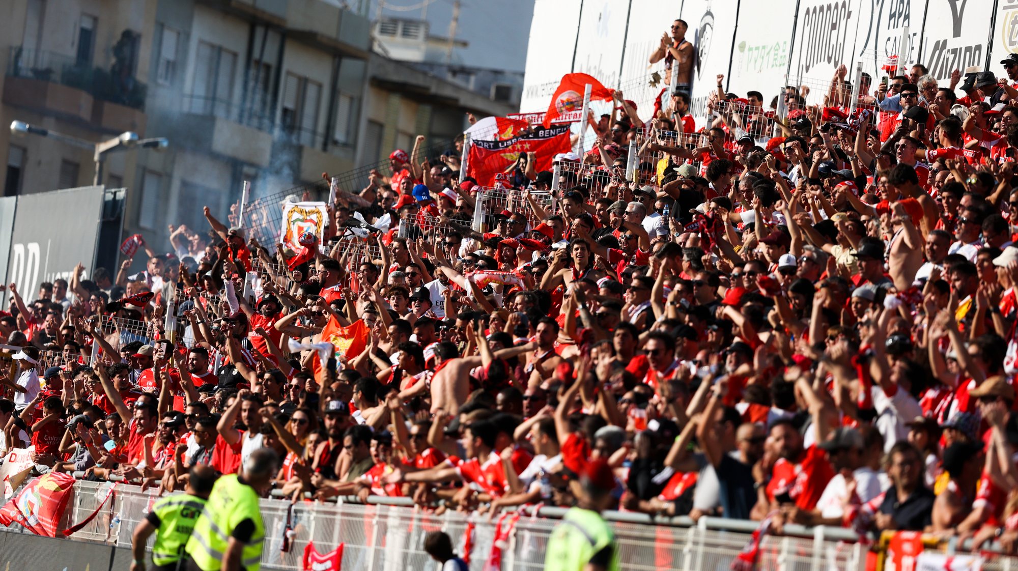 Adeptos do Benfica compareceram em massa em Portimão e deverão repetir o filme em Alvalade, onde os encarnados dependem apenas de si para serem campeões