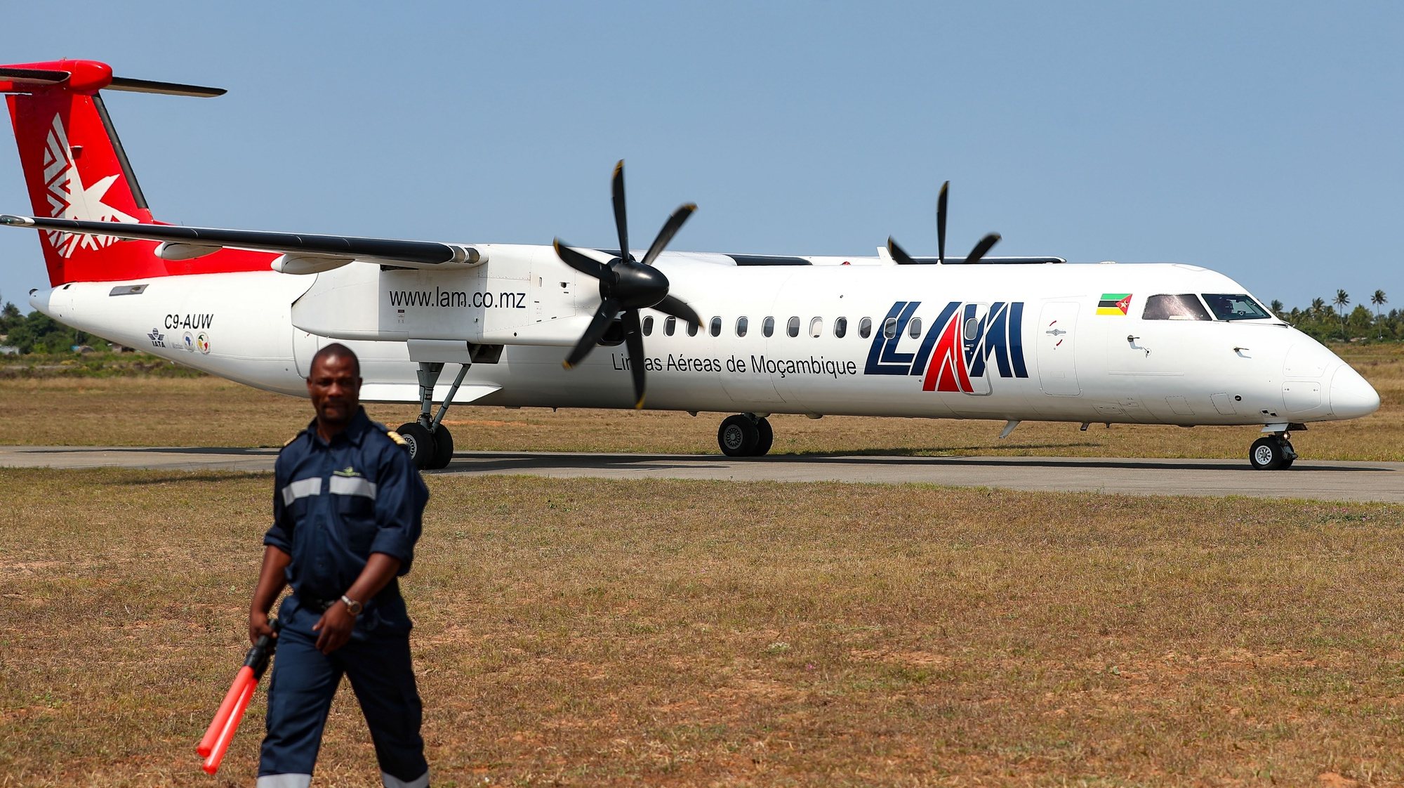 Avião das Linhas Aéreas de Moçambique (LAM), que passa a ligar Joanesburgo, na África do Sul, a Vilanculo, na província de Inhambane, um dos principais pontos turísticos de Moçambique, no Aeroporto de Inhambane, Moçambique, 29 de setembro de 2023. De acordo com informação comercial divulgada pela transportadora aérea, o primeiro desses voos diretos acontece já neste dia, operando a companhia ainda ligações às quartas-feiras e aos domingos. LUÍSA NHANTUMBO/LUSA