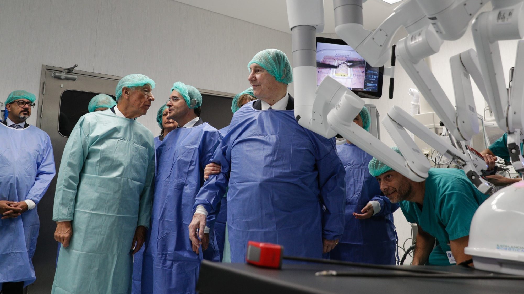 O robot MAKO é instalado, esta terça-feira, no Hospital Santa Maria do Porto