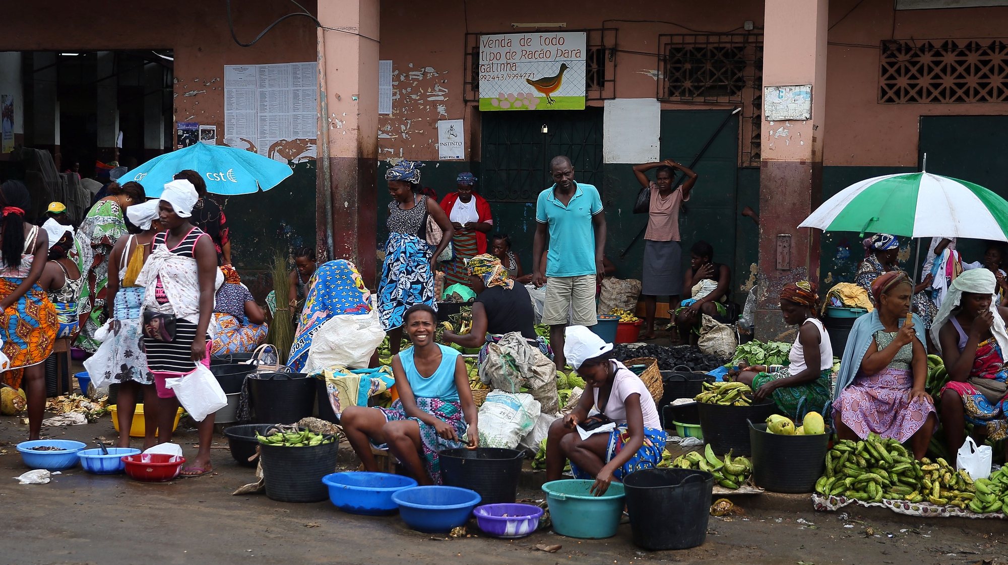No mercado municipal de São Tomé hoje vendem-se todos os produtos menos o arroz, alimento que escasseia na ilha e que atinge preços elevados. Este alimento básico em São Tomé e Príncipe, está a indignar a população e o problema entrou na campanha eleitoral, quando falta uma semana para as legislativas. São Tomé, 30 de setembro de 2018.  . (ACOMPANHA TEXTO). NUNO VEIGA/LUSA