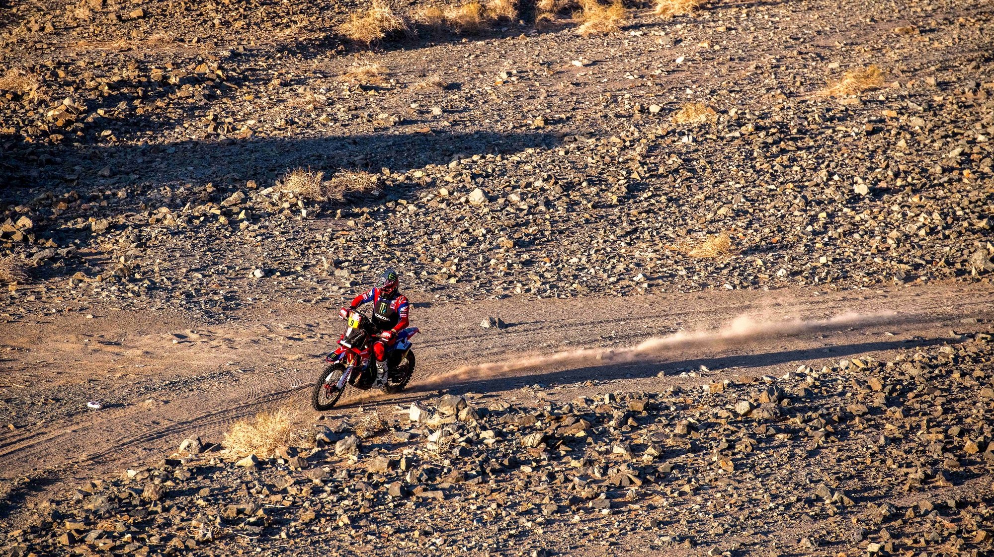 epa11087372 Ricky Brabec of USA rides his Honda during the Stage 11 of the 2024 Rally Dakar from Alula to Yanbu, Saudi Arabia, 18 January 2024.  EPA/Aaron Wishart