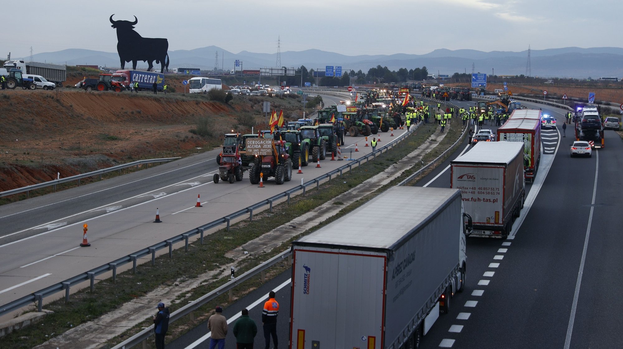 epa11130372 Tractors block the A4 motorway as part of the farmers&#039; protests in Madridejos, Toledo, Spain, 06 February 2024. Farmers in Spain continue to protest against what they say are harmful European agricultural policies, echoing demonstrations in other parts of Europe, including Germany, Belgium and France.  EPA/ISMAEL HERRERO
