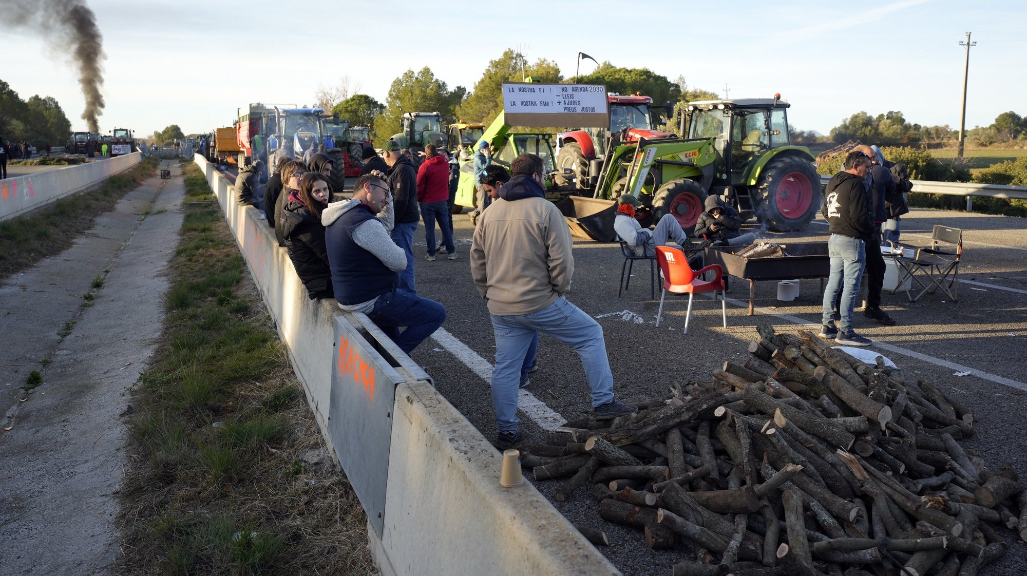 epa11151701 Demonstrators block the highway AP-7 in the village of Pontos (Girona) during the nineth-day of protests by farmers in Griona, Spain, 14 February 2024. Farmers protest against green measures planed by EU, in defense of fairer trade agreements and for aids to deal with any crisis like drought that affects the sector nowadays.  EPA/David Borrat