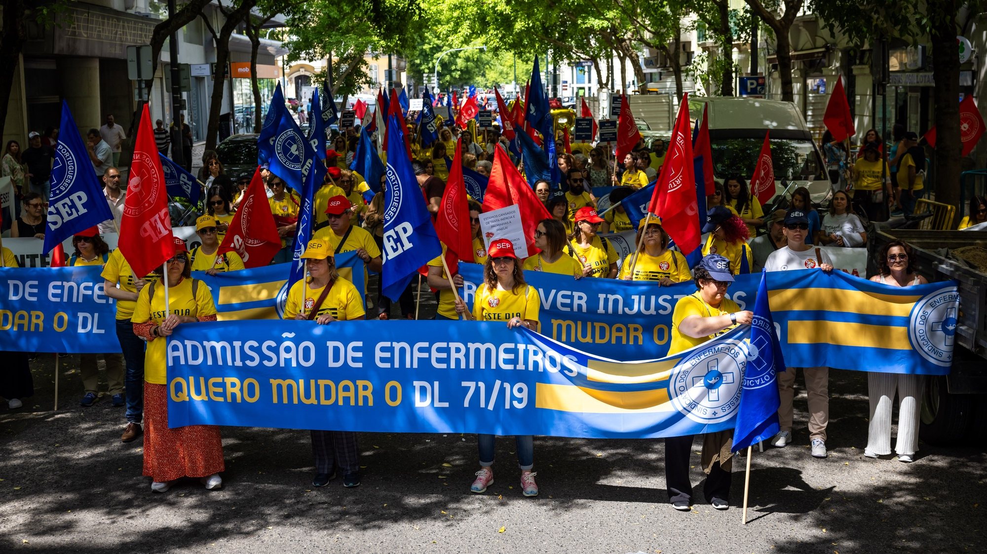 Enfermeiros durante um protesto de greve de enfermeiros que exigem o início do processo negocial com fixação de memorando de entendimento sobre as matérias a negociar, num percurso entre o Campo Pequeno e o Ministério da Saúde, em Lisboa, 10 de maio de 2024. JOSÉ SENA GOULÃO/LUSA