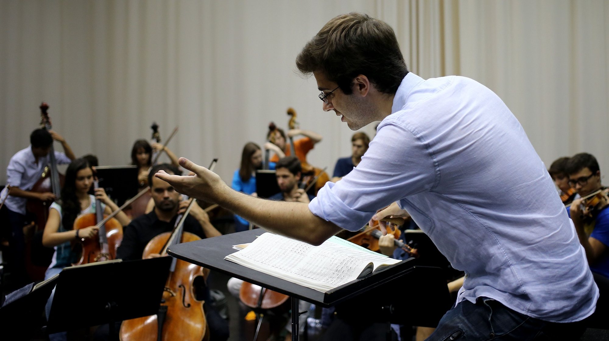 O maestro Dinis Sousa, responsável pela direção musical da Orquestra XXI, vai apresentar-se em conjunto com uma grande parte dos jovens músicos portugueses residentes fora do país para uma digressão de uma semana por Portugal, Porto, 04 Setembro de 2013. (ACOMPANHA TEXTO) ESTELA SILVA / LUSA