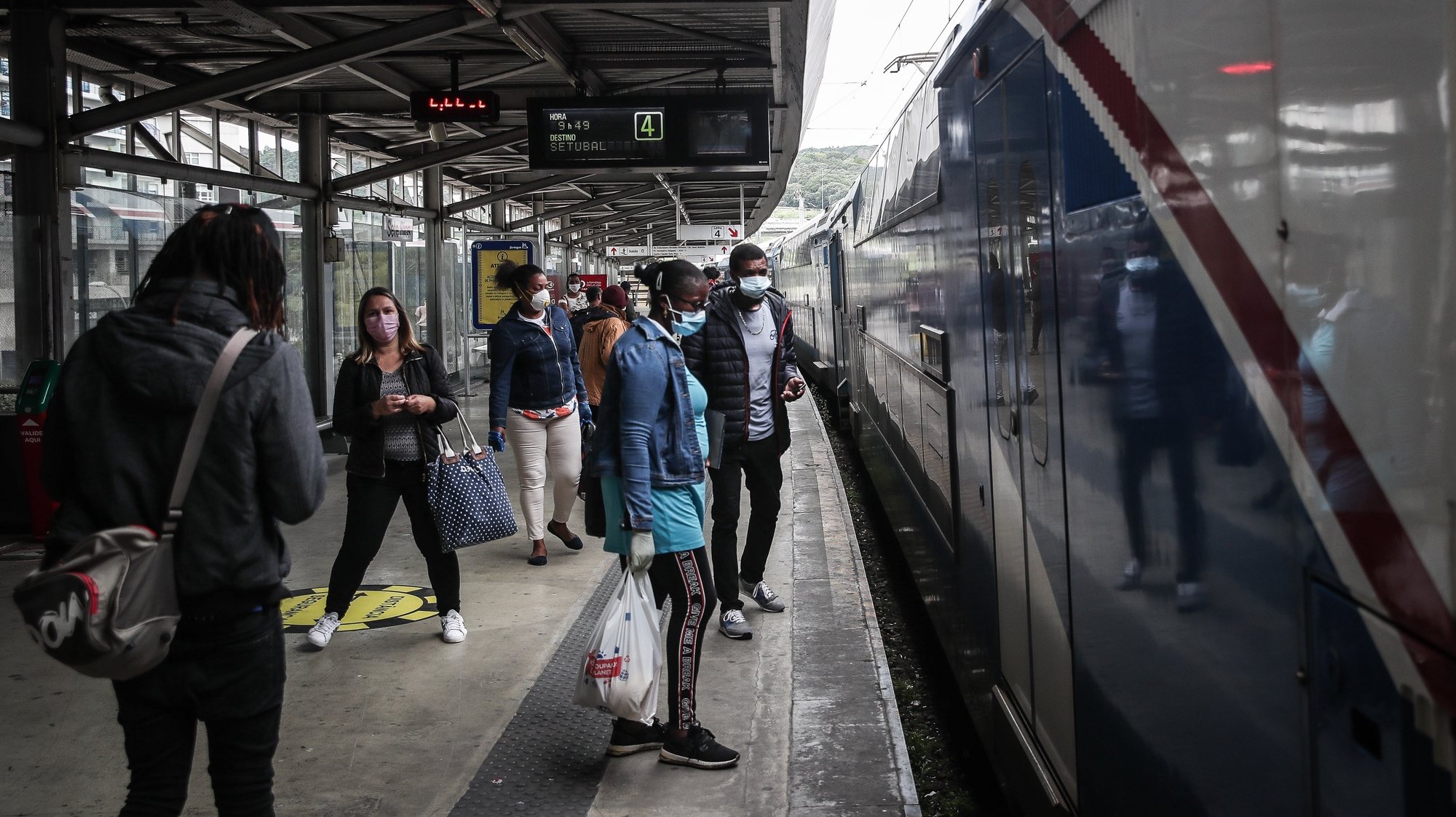 Pessoas esperam para entrar em um comboio da Fertagus na estação de Sete Rios, Lisboa, 4 de maio de 2020. Portugal encontra-se em situação de calamidade, depois de três períodos consecutivos em estado de emergência. Neste novo período, vai ser obrigatório o uso de máscaras em transportes públicos. MÁRIO CRUZ/LUSA