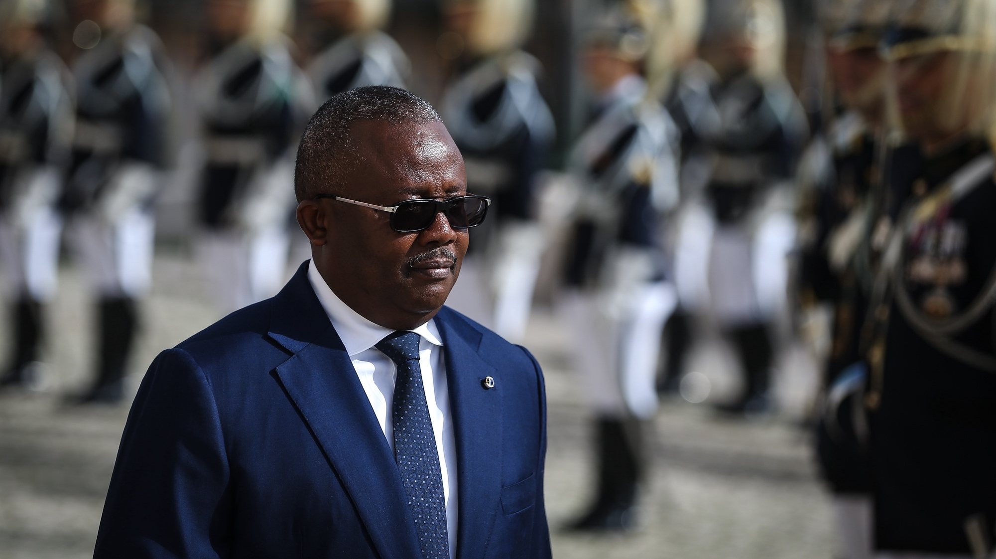 O presidente da Guiné-Bissau, Umaro Sissoco Embaló, à chegada para uma visita à Assembleia da República, no âmbito da visita oficial a Portugal, em Lisboa, 26 de outubro de 2023. RODRIGO ANTUNES/LUSA