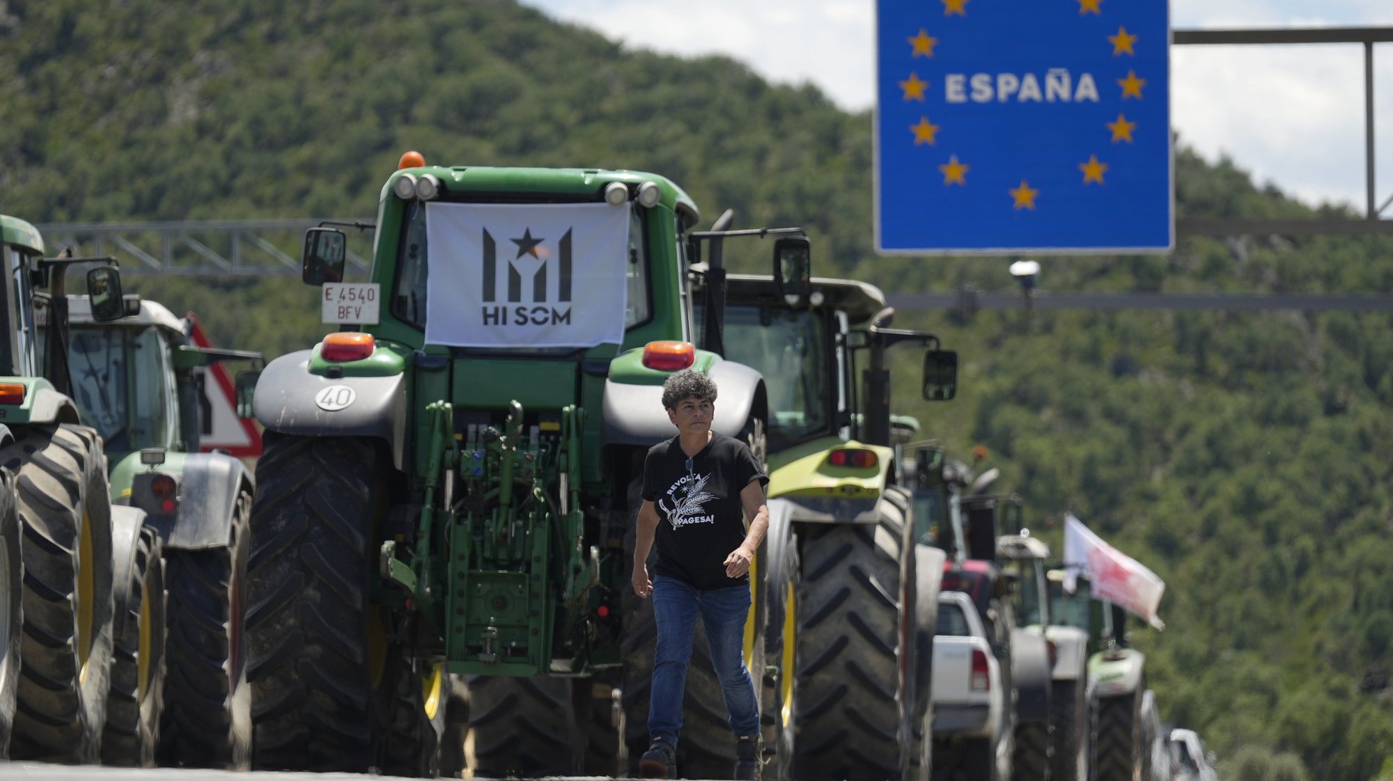 epa11387355 Tractors of protesting Spanish farmers block the AP-7 in La Jonquera, Catalonia, Spain, at the border with France, 03 June 2024. Farmers&#039; protests have blocked roads in different points of the border with France such as Irun-Biriatou, Canfranc and Sallent Gallego, Bossost, La Seu D&#039;Urgell, Puigcerda, Coll D&#039;Ares and La Jonquera.  EPA/David Borrat