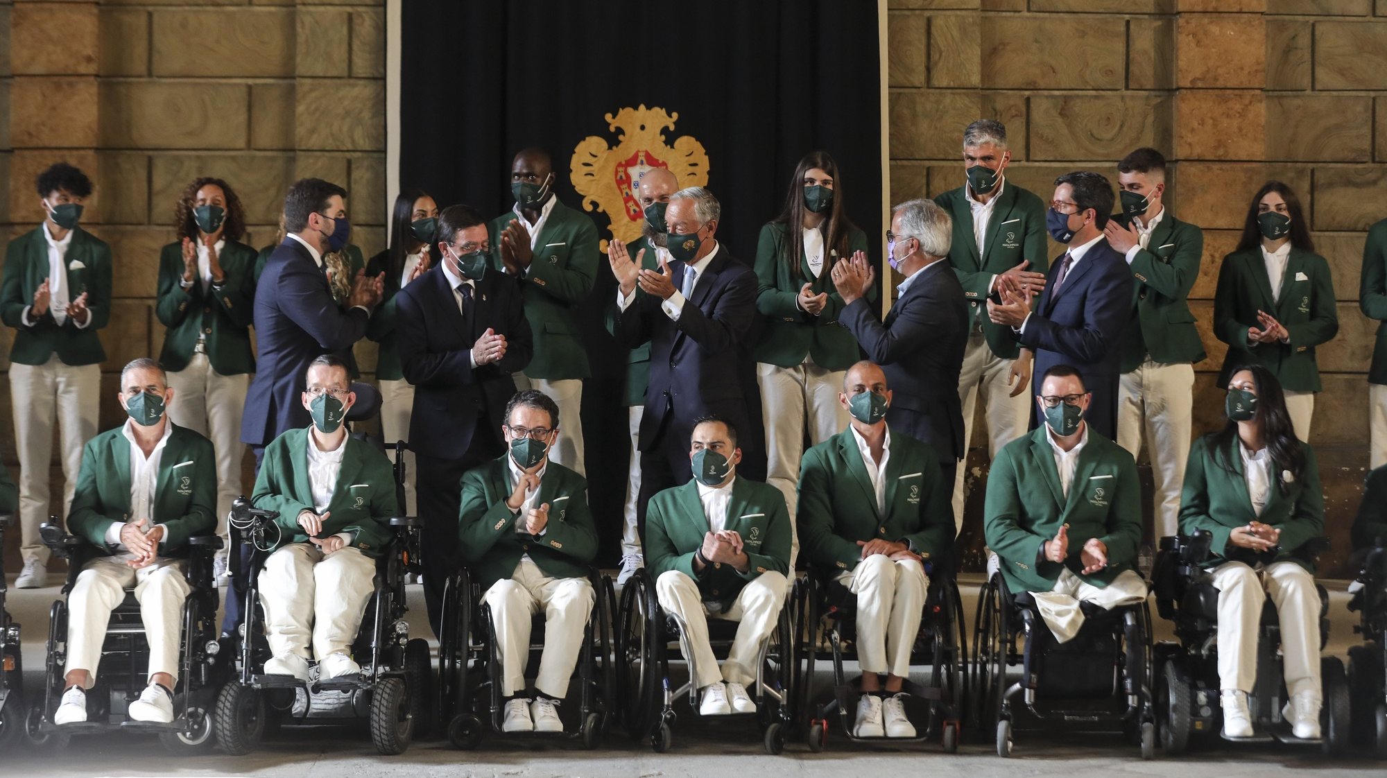O Presidente da República, Marcelo Rebelo de Sousa (C), acompanhado pelos atletas paralímpicos durante a cerimónia de despedida da Missão Paralímpica de Portugal aos Jogos Olímpicos Tóquio 2020, no Picadeiro Real, Antigo Museu Nacional dos Coches, em Lisboa, 12 de agosto de 2021. MIGUEL A. LOPES/LUSA