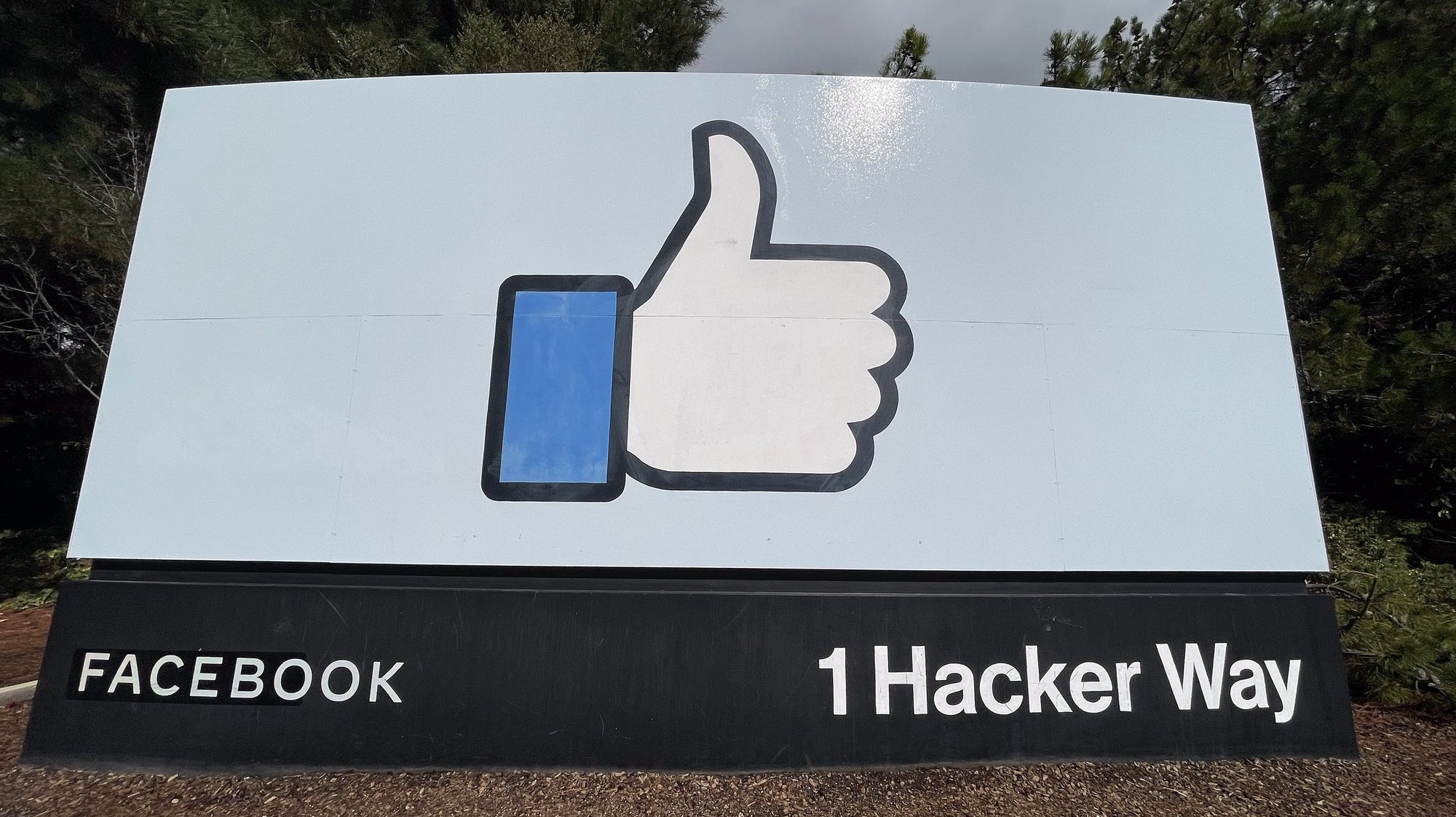 epa09546117 A view of a sign featuring Facebook&#039;s iconic &#039;Thumbs Up&#039; Like button is displayed outside Facebook Headquarters in Menlo Park, California, USA, 25 October 2021. Facebook has posted better-than-expected earnings with 9 billion US dollar for the third quarter despite new claims from former employee whistleblower and internal documents detailing unethical behaviour.  EPA/JOHN G. MABANGLO