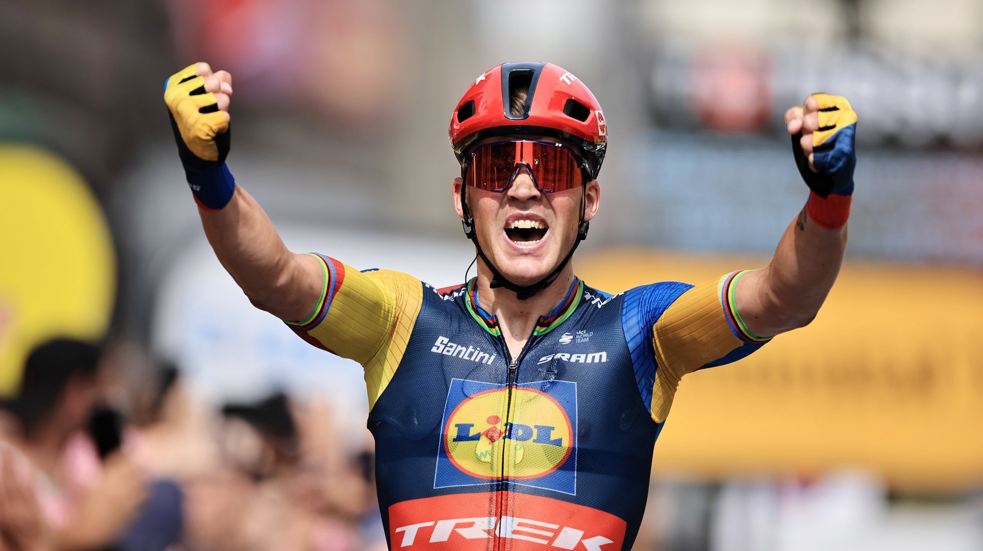 epa10734399 Danish rider Mads Pedersen of team Lidl-Trek celebrates as he crosses the finish line to win the the 8th stage of the Tour de France 2023, a 201km race from Libourne to Limoges, France, 08 July 2023.  EPA/CHRISTOPHE PETIT TESSON