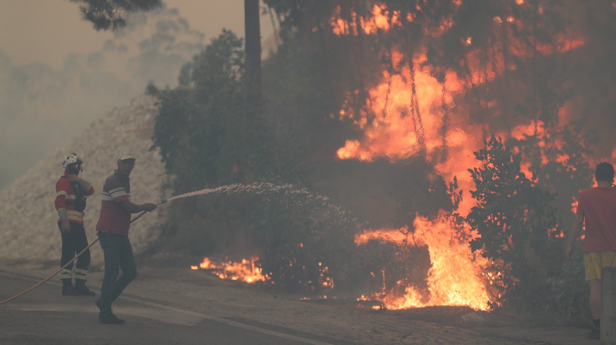 Bombeiros combatem um incêndio nas localidades de Caldelas e Caranguejeira no concelho de Leiria, 7 de agosto de 2023. PAULO CUNHA/LUSA