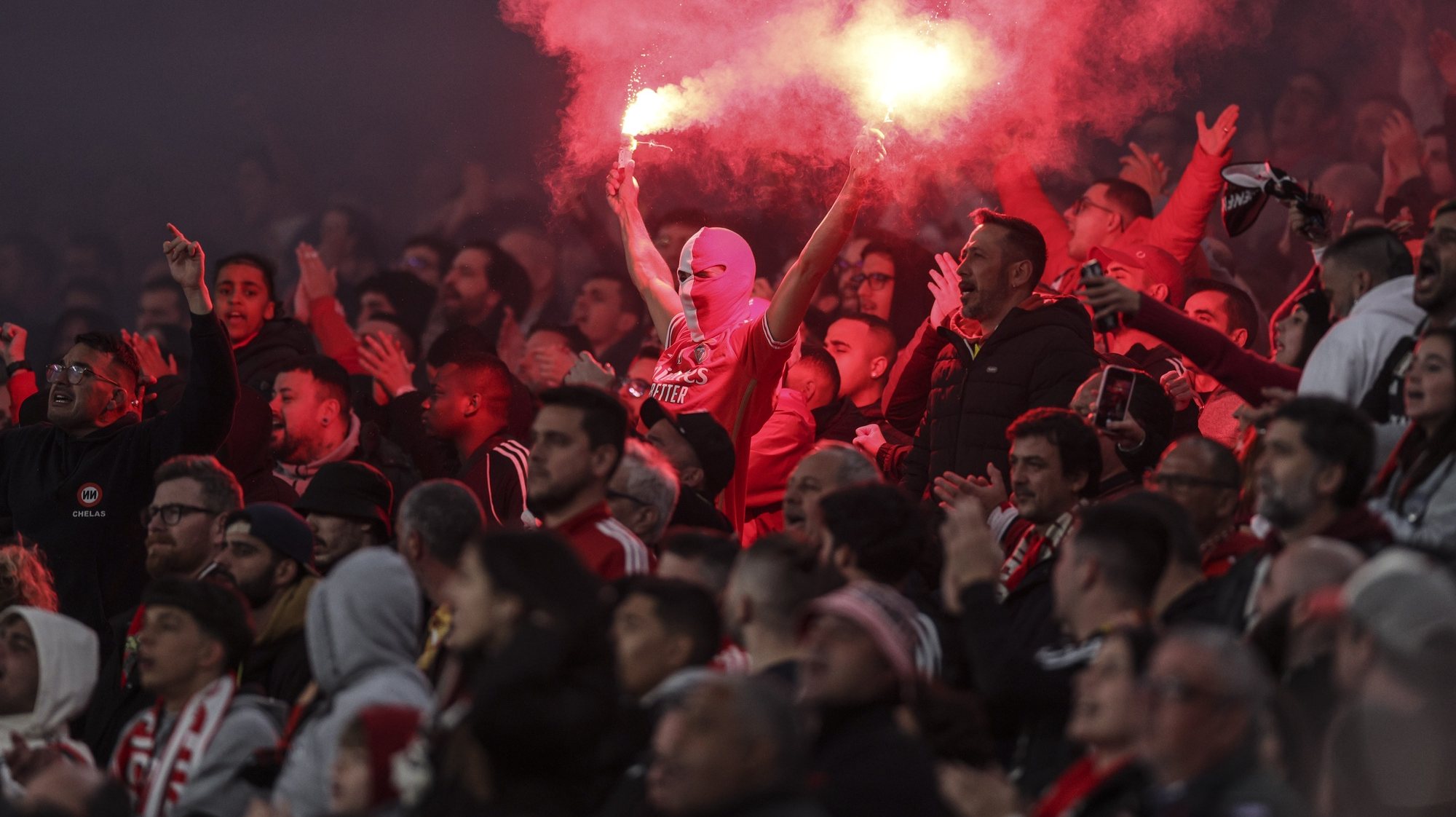 Benfica supporters cheer during their UEFA Europa League knockout round playoff first leg match against Toulouse held at Luz Stadium, Lisbon, Portugal, 15 February 2024. MIGUEL A. LOPES/LUSA