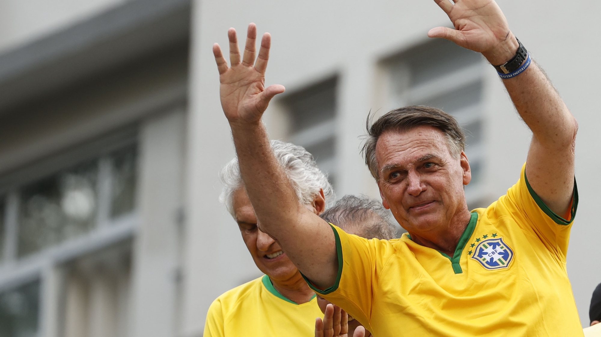 epa11181481 Former Brazilian President Jair Bolsonaro greets supporters during a rally in Sao Paulo, Brazil, 25 February 2024. Bolsonaro called his supporters to take to the streets of Sao Paulo while the former head of state is being investigated in relation to the 2023 attempted coup dâ€™etat.  EPA/Sebastiao Moreira