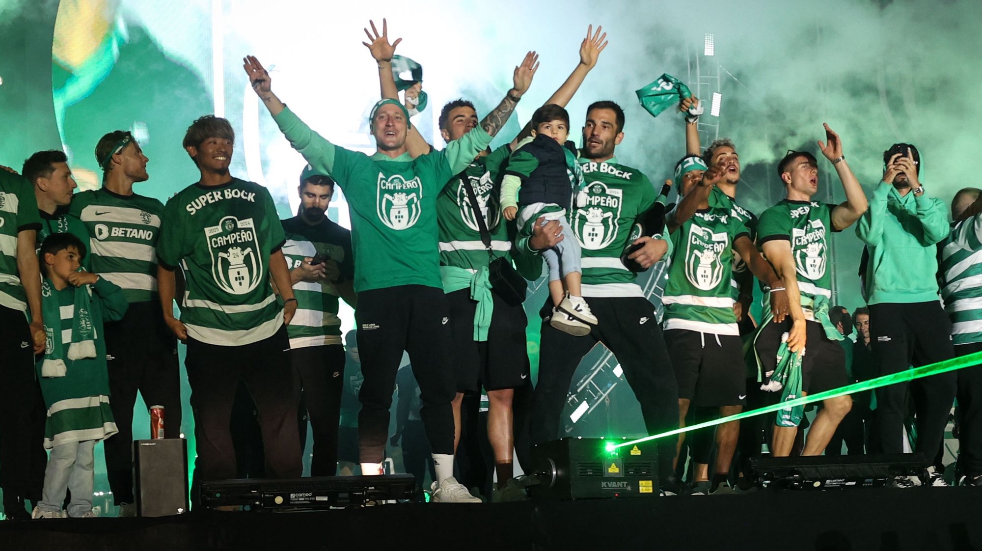 Sporting players celebrate the conquest of the title of the Portuguese Soccer First League at Marques Pombal square, Lisbon, Portugal, 6 May 2024. Sporting became Portuguese soccer champions for the 20th time today, benefiting from Benfica&#039;s 2-0 defeat at Famalicao in the 32nd round of the Portuguese First League to win the title. ANTÓNIO PEDRO SANTOS/LUSA
