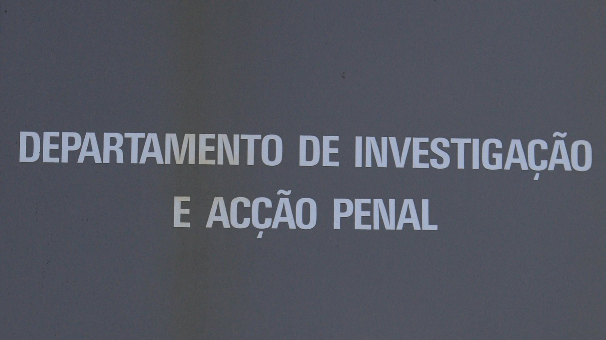 Placa do DIAP, Departamento de Investigação e Acção Penal, colocada à entrada das instalações do DIAP, Porto a 18 de Fevereiro de 2008.