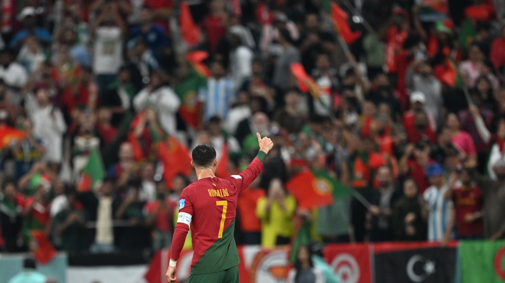 Ronaldo cumprimentou companheiros e adversários, agradeceu apoio dos adeptos no final e foi o primeiro a abandonar o relvado