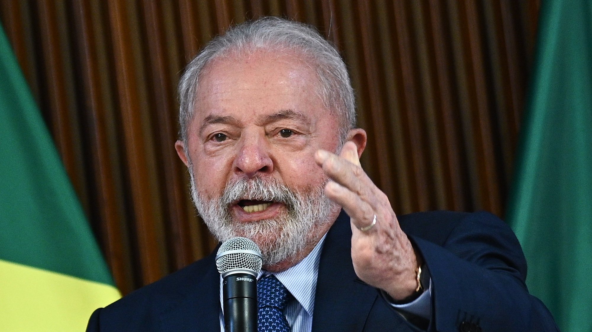 epa10434045 The President of Brazil, Luiz Inacio Lula da Silva, speaks during a meeting with governors at the Planalto Palace, in Brasilia, Brazil, 27 January 2023.  EPA/Andre Borges