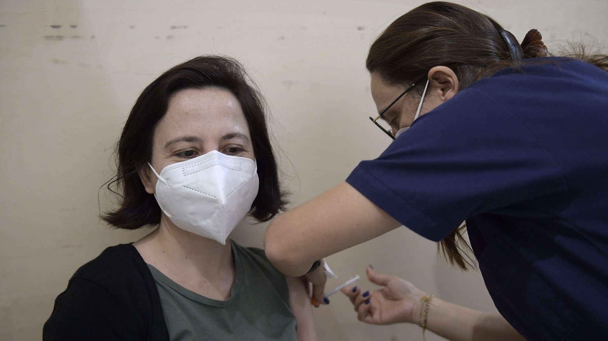 Inoculação de vacinas a professores e a auxiliares no Centro de Vacinação de Gondomar (ACES Gondomar), instalado no Pavilhão Multiusos em Gondomar. 18 de Abril 2021. FERNANDO VELUDO/LUSA