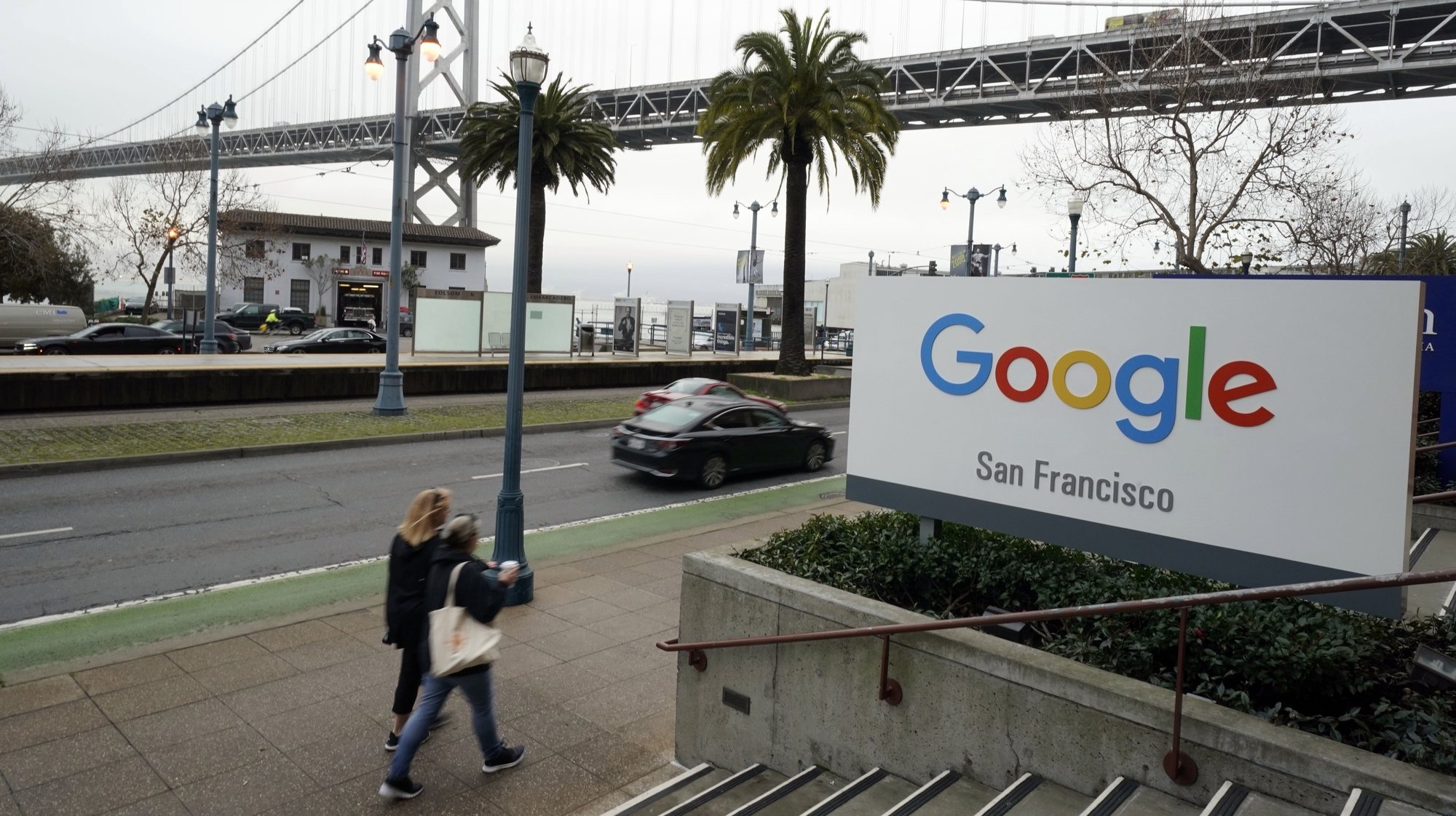 epa08173881 Pedestrians walk past the Google San Francisco sign before the start of the Google Artificial Intelligence event in San Francisco, California, USA, 28 January 2020.  EPA/MONICA M. DAVEY