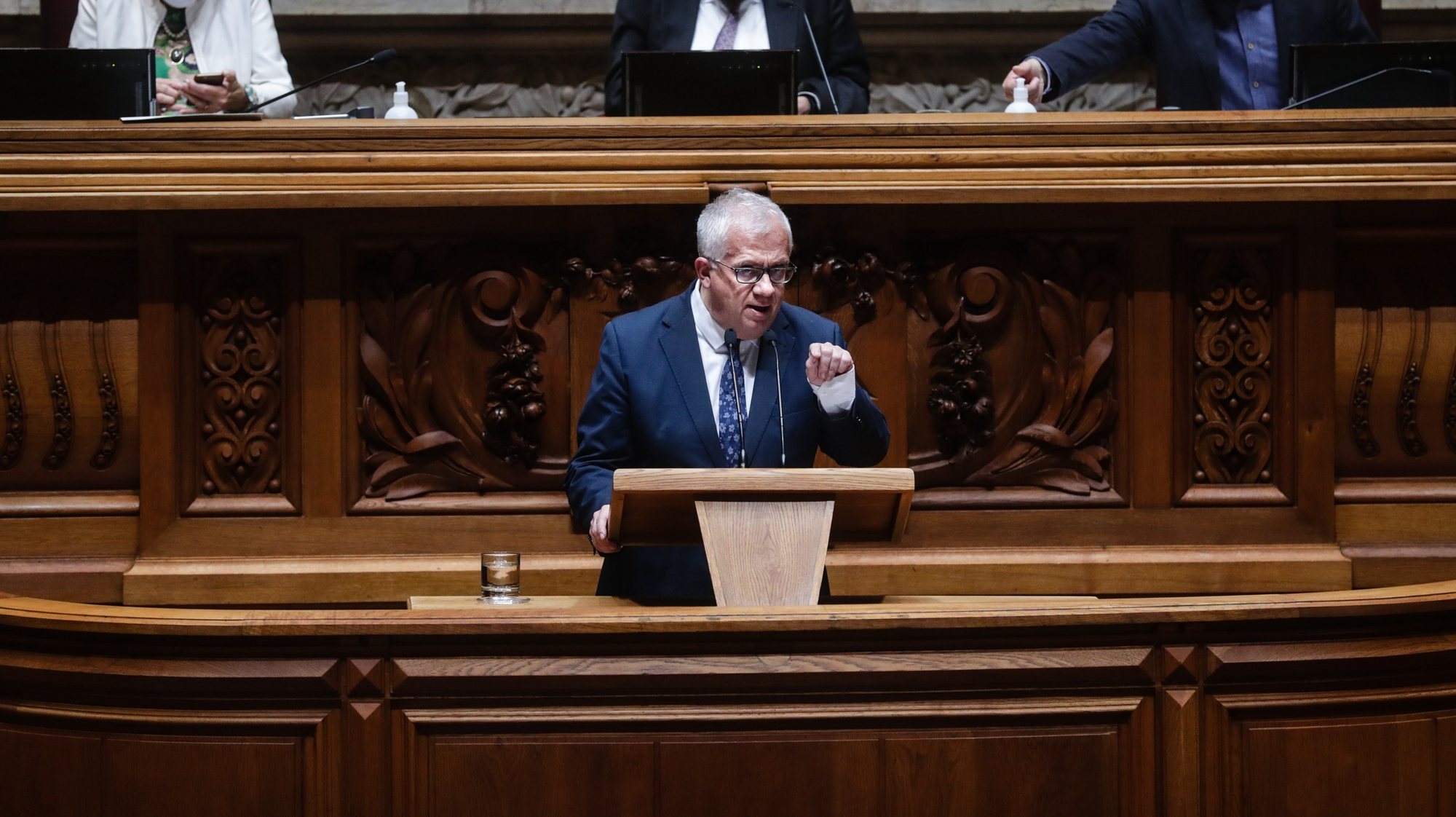 O ministro da Administração Interna, Eduardo Cabrita, intervém durante o debate sobre o pedido de autorização de renovação do Estado de Emergência, na Assembleia da República, em Lisboa, 14 de abril de 2021. TIAGO PETINGA/LUSA