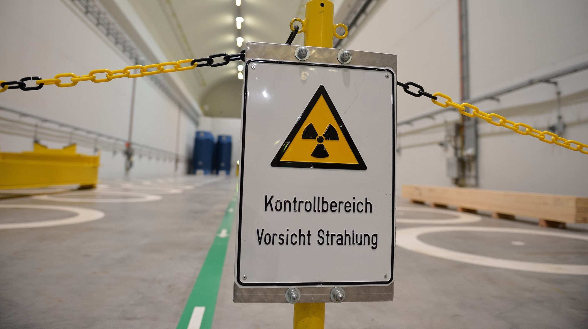 epa05379380 A sign that reads &quot;kontrollbereich Vorsicht Strahlung&quot; (lt. Control Area: Caution Radiation) in a tunnel in the interim storage of community nuclear power plant in Neckarwestheim, Germany, 20 June 2016. In the future, it has been decided to move spent fuel from the Obrigheim nuclear power plant to the interim storage at Neckarwestheim EnBW.  EPA/JAN-PHILIPP STROBEL
