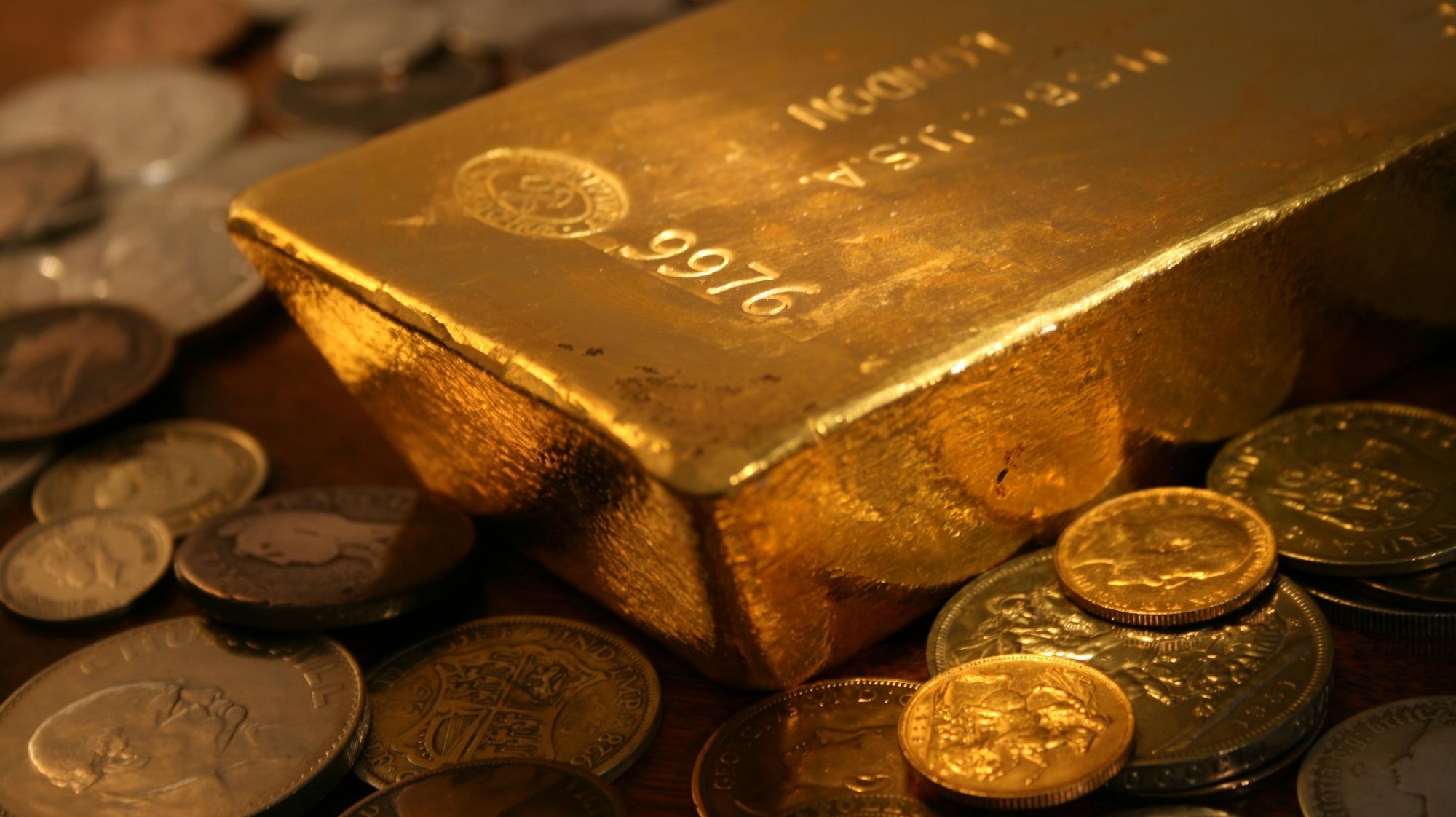 Os bancos centrais compraram 1.037 toneladas de ouro a nível mundial durante 2023, o que constituiu o segundo maior volume anual de que há registo.