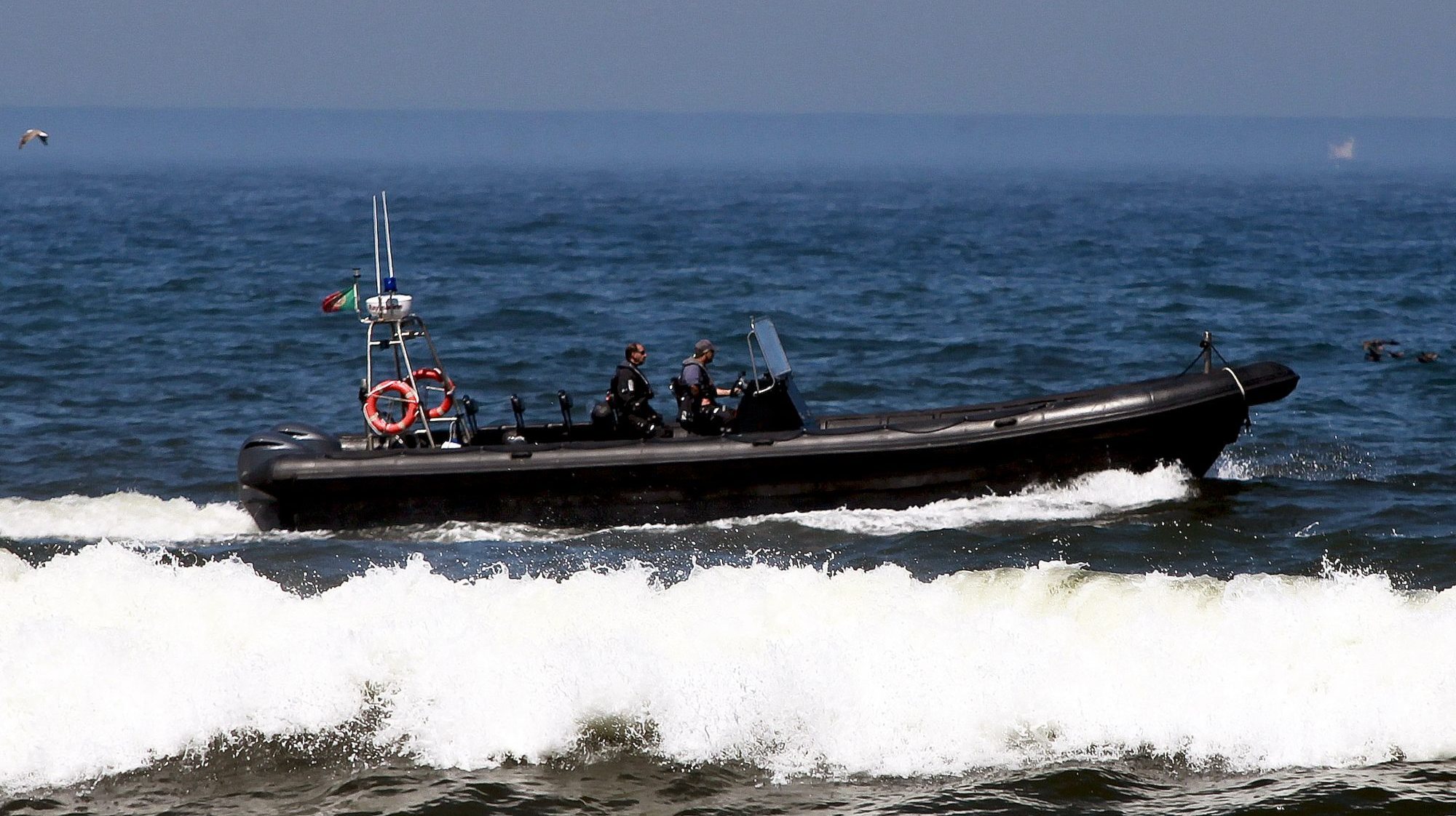 A operação conta com o reforço de várias valências do Comando Territorial de Faro, da Unidade de Controlo Costeiro, com o apoio da Polícia Marítima