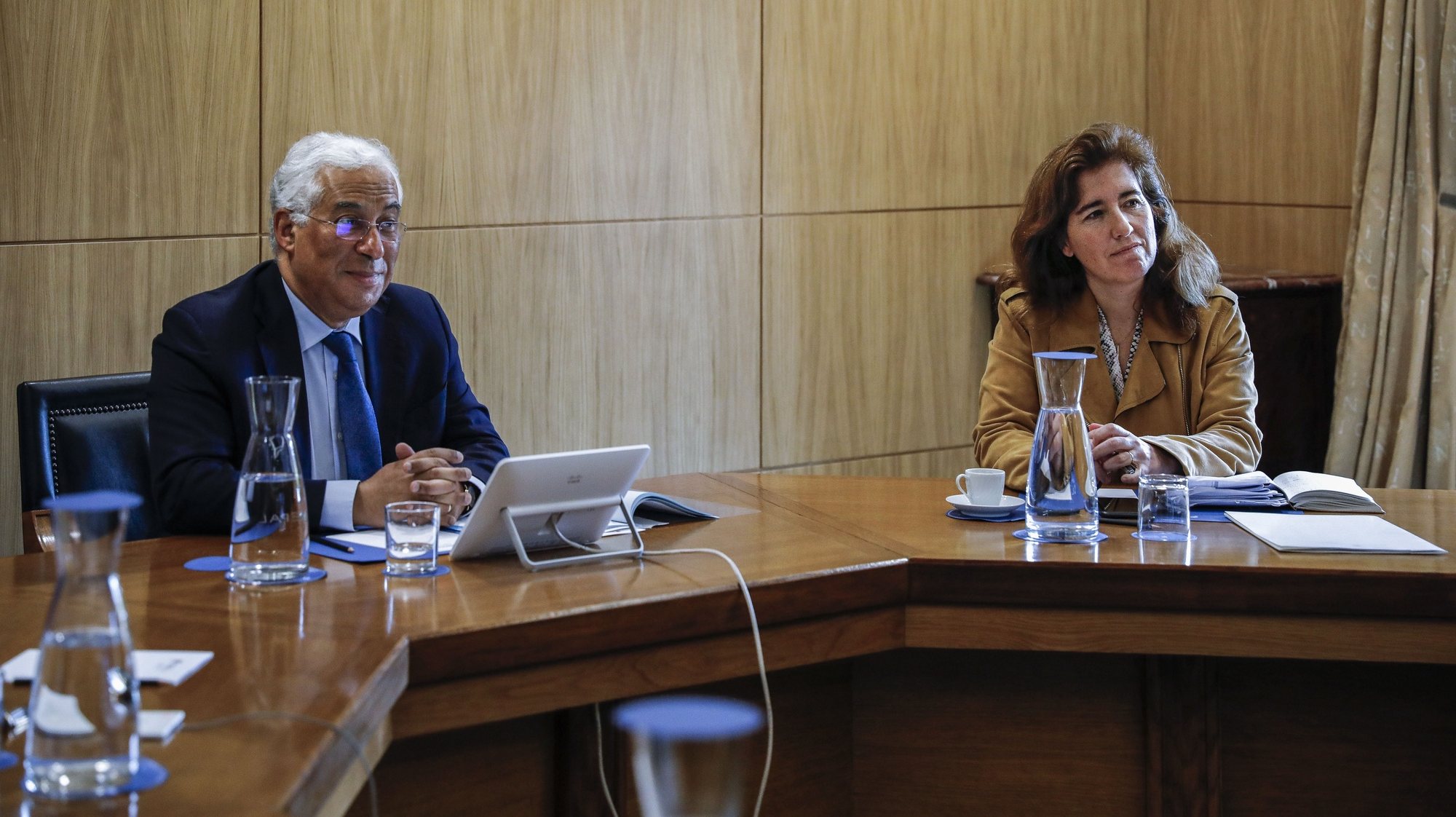 O primeiro-ministro, António Costa (E) acompanhado da ministra do Trabalho, Solidariedade e Segurança Social, Ana Mendes Godinho (D), durante a reunião da Comissão Permanente de Concertação Social para preparação do conselho europeu, em Lisboa, 21 de abril de 2020. RODRIGO ANTUNES/LUSA