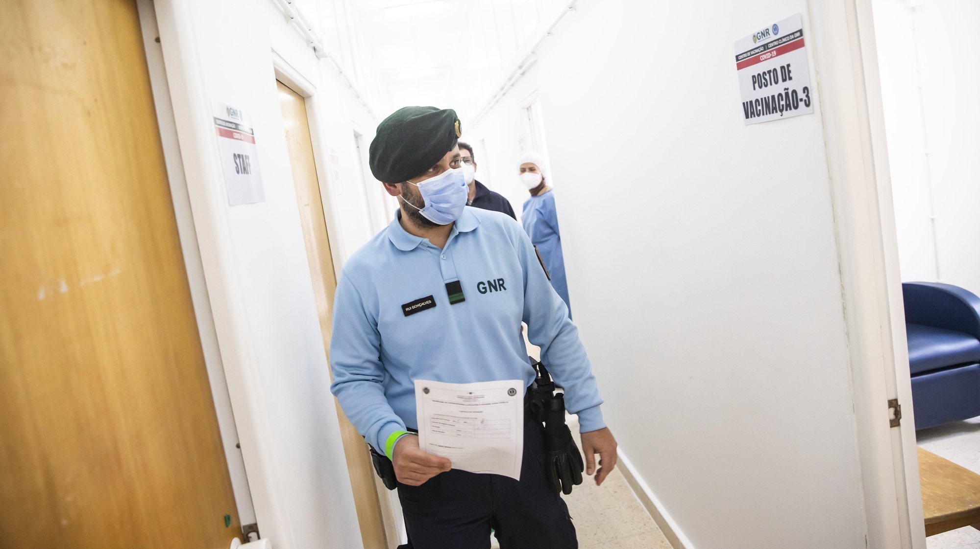Um militar da Guarda Nacional Republicana entra num gabinete para receber a vacina contra a Covid19, no Quartel de Conde de Lipe, em Lisboa, 13 de fevereiro de 2021. JOSÉ SENA GOULÃO/LUSA