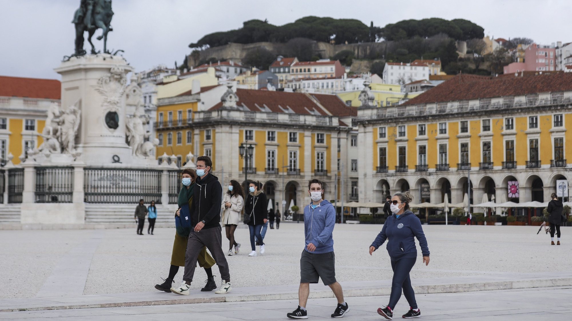 Pessoas passeiam no Terreiro do Paço em Lisboa, durante período com medidas de restrição impostas pelo novo confinamento, na sequência da pandemia de Covid-19, 30 de janeiro de 2021. MIGUEL A. LOPES/LUSA