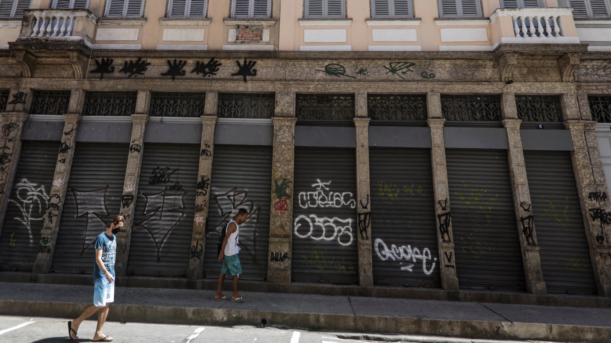 epa09048914 Several business premises closed due to the pandemic crisis, in Rio de Janeiro, Brazil, 03 March 2021. The Brazilian economy contracted by 4.1% in 2020, its worst performance in the last 25 years, affected by the covid-19 pandemic, which paralyzed activities for a few months and reduced consumption by 5.5%, reported this Wednesday the Government. Although the drop was less than that projected by the Government and economists, it is the largest retraction suffered by Brazil in the last 25 years since, in 1996, the indicator began to be measured with the current criteria, and exceeded the 3.5% decline in 2015, when the country faced its biggest recession in decades.  EPA/Antonio Lacerda