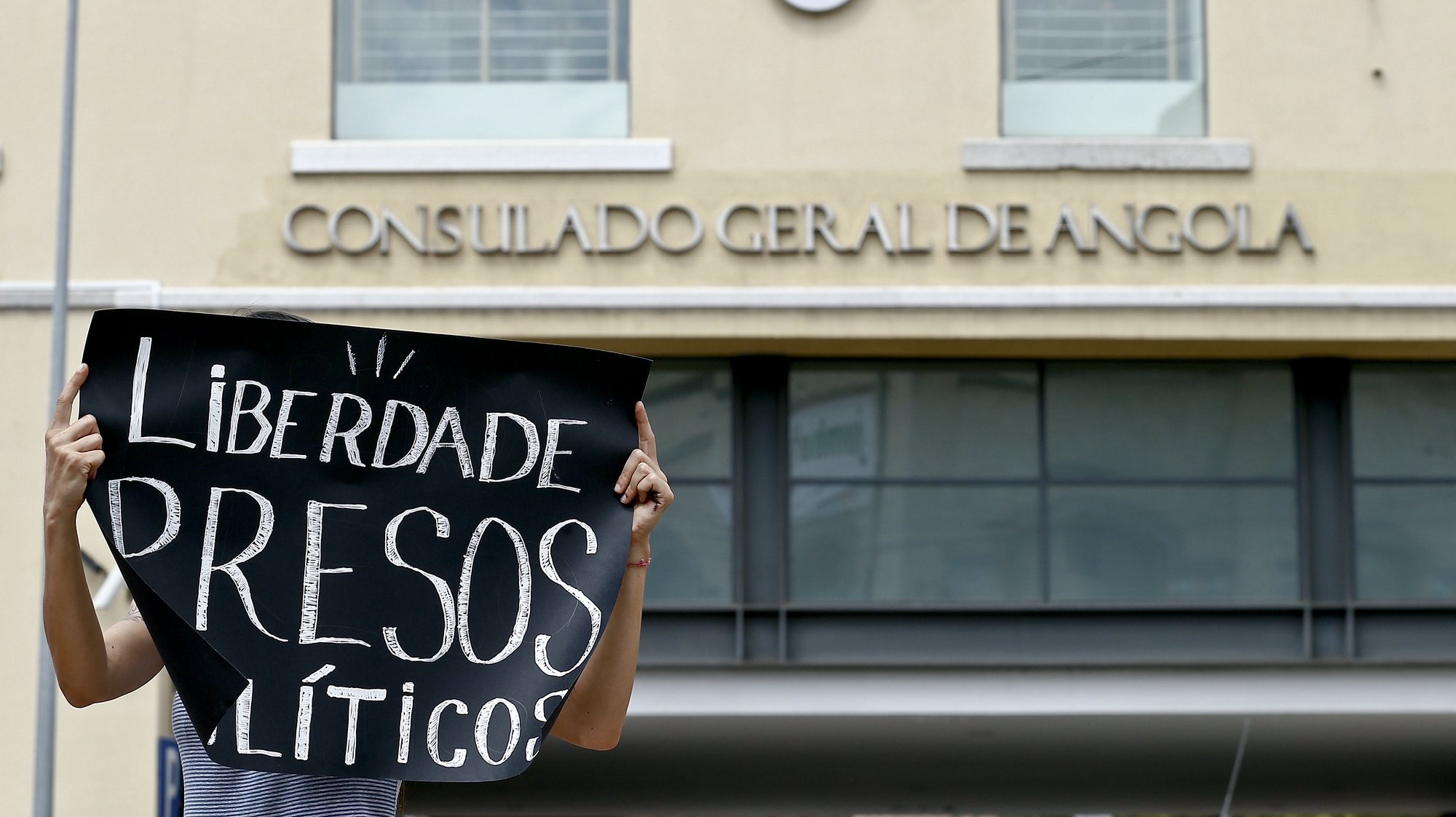 Um participante da concentração de solidariedade com os presos políticos em Angola exibe um cartaz com as palavras &quot;Liberdade - Presos Políticos&quot; realizada em frente ao Consulado de Angola, em Lisboa, 17 de julho de 2015. ANTÓNIO COTRIM/LUSA
