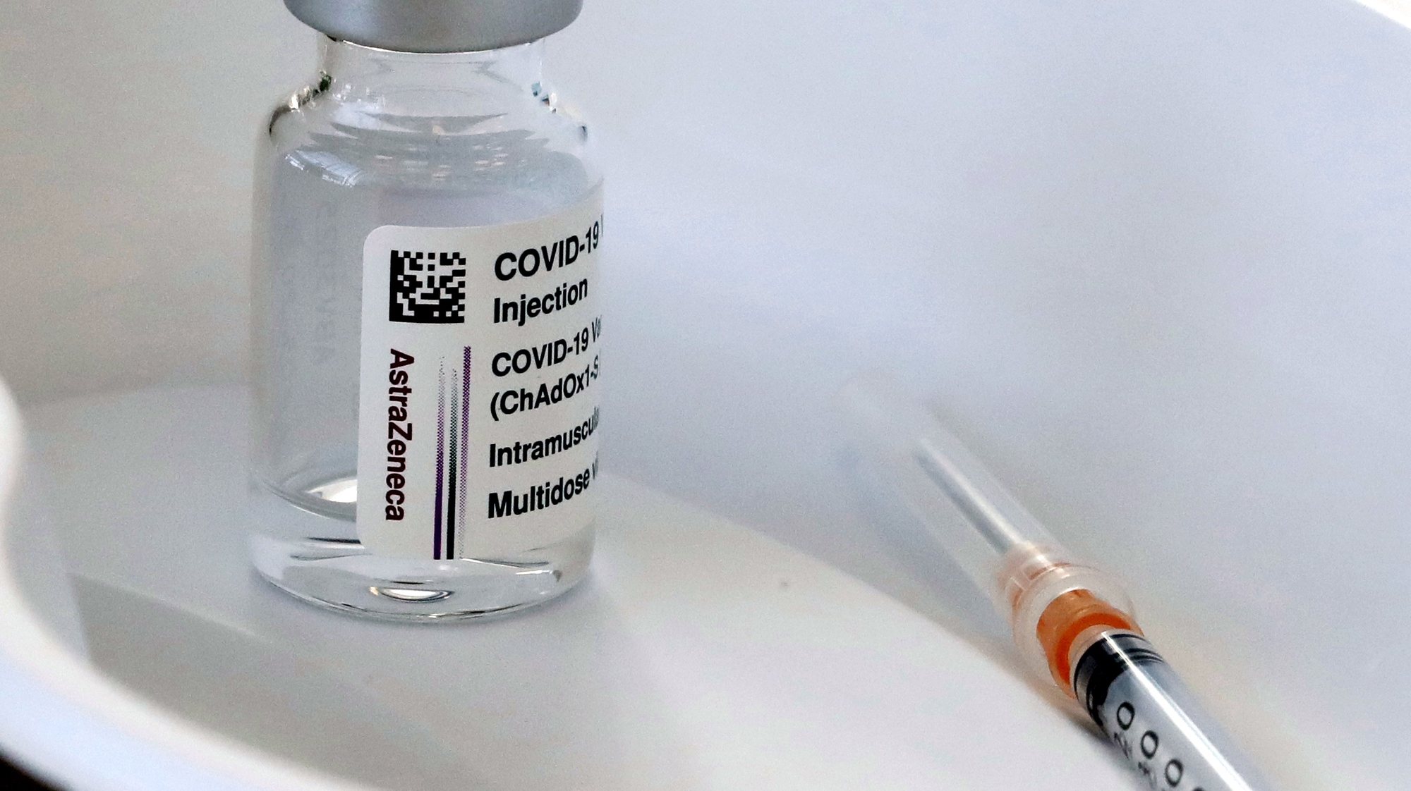 epa09106549 (FILE) A vial of the Oxford-AstraZeneca COVID-19 vaccine during a vaccination campaign in Riga, Latvia, 11 February 2021 (reissued 30 March 2021). The German city-state of Berlin is suspending the use of the AstraZeneca coronavirus vaccine for people under the age of 60 after reports of blood clot cases, Health Senator Dilek Kalayci said 30 March 2021.  EPA/TOMS KALNINS *** Local Caption *** 56689309