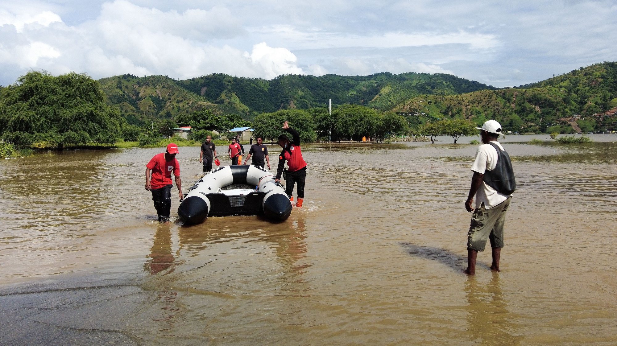 Operação de rescaldo após as inundações do passado fim de semana em Timor-Leste, Dili, 6 de março de 2021. O número de pessoas mortas devido ao mau tempo em Timor Leste aumentou de 28 para 34, segundo um relatório provisório, com 13 na capital e 12 na zona de Manatuto, segundo uma fonte da Protecção Civil. ANTÓNIO SAMPAIO/LUSA