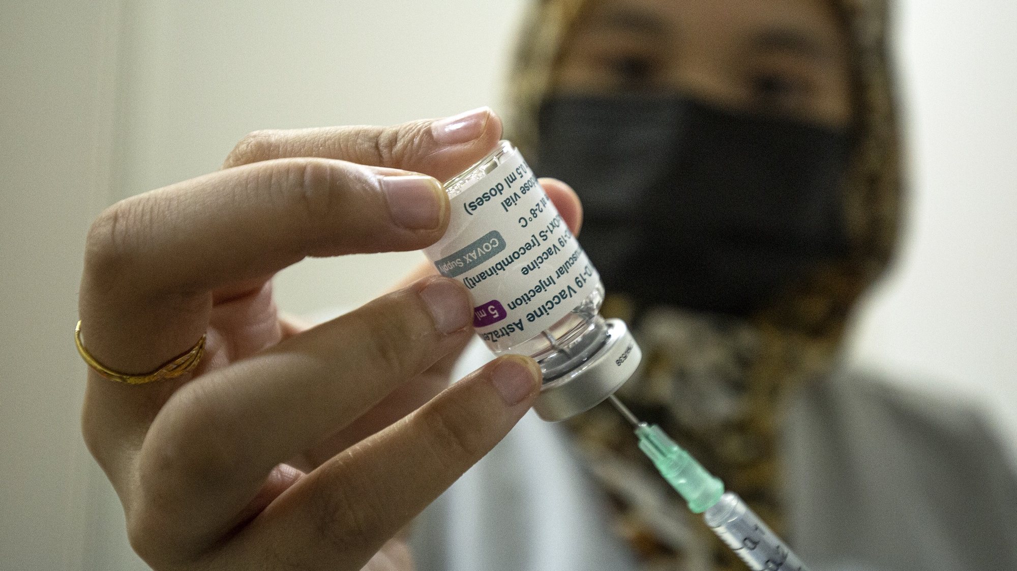 epa09203720 A medical officer prepares a dose of the AstraZeneca&#039;s anti COVID-19 vaccine during a voluntary AstraZeneca vaccination program in Kuala Lumpur, Malaysia, 16 May 2021.  Malaysia begun AstraZeneca Covid-19 vaccination program on 05 May 2021 for people, who choose to receive it, after the vaccine was removed from an ongoing roll-out due to public fears over its safety.  EPA/AHMAD YUSNI
