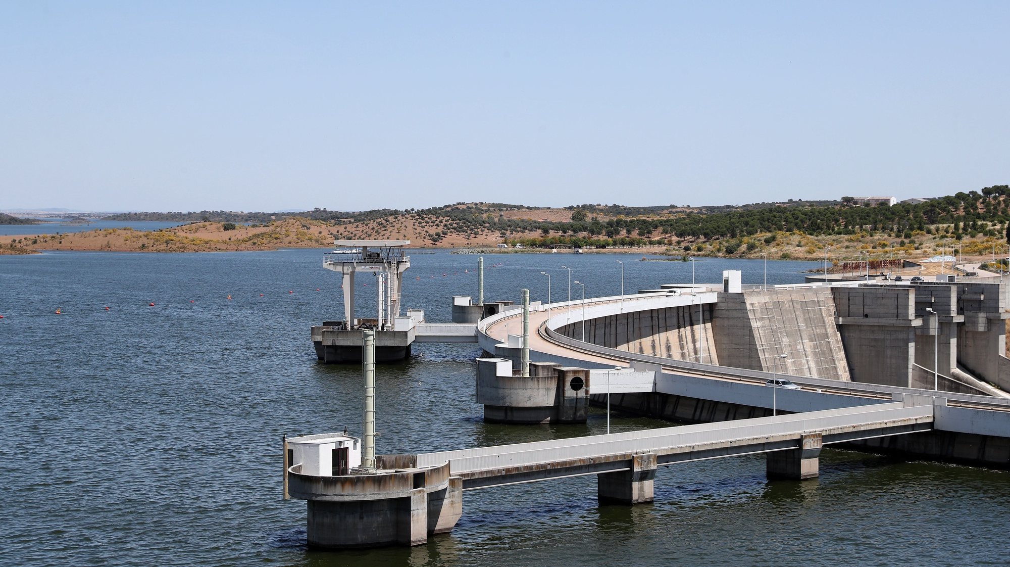 A albufeira da barragem de Alqueva, praticamente no seu limite máximo, hoje à cota de 150 metros (152 metros é a capacidade máxima), com 3701.29 hm3 (hectómetros cúbicos) de água. A albufeira do Alqueva atingiu, pela primeira vez, a capacidade máxima em 12 de janeiro de 2010, quase oito anos após ter começado a encher (a 08 de fevereiro de 2002), quando se fecharam as comportas da barragem. Portel, 21 de maio de 2021. NUNO VEIGA/LUSA