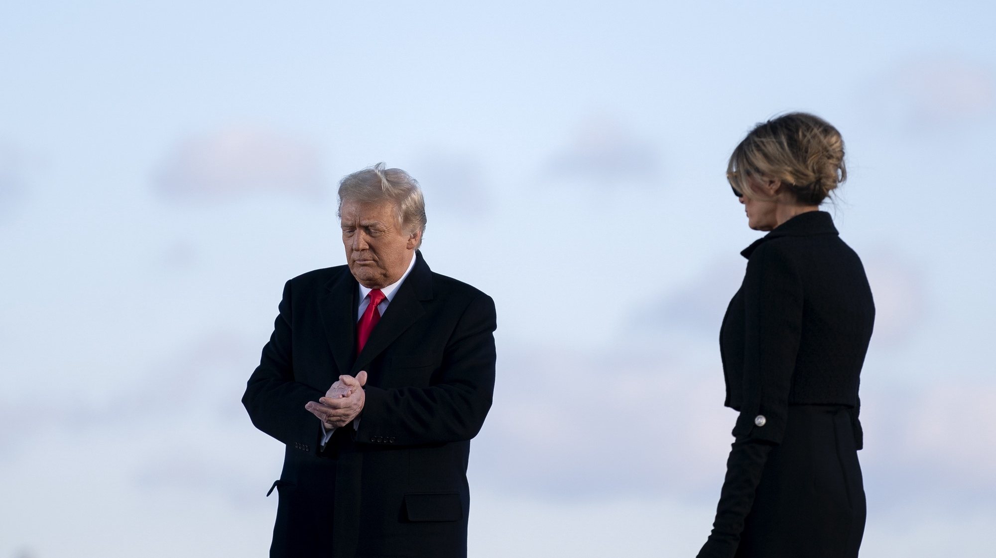 epa08953514 U.S. President Donald Trump, left, and U.S. First Lady Melania Trump prepare to depart a farewell ceremony at Joint Base Andrews, Maryland, USA, 20 January 2021. US President Donald J. Trump is not attending the Inaugration ceremony of President-elect Joe Biden. Biden won the 03 November 2020 election to become the 46th President of the United States of America.  EPA/Stefani Reynolds / POOL