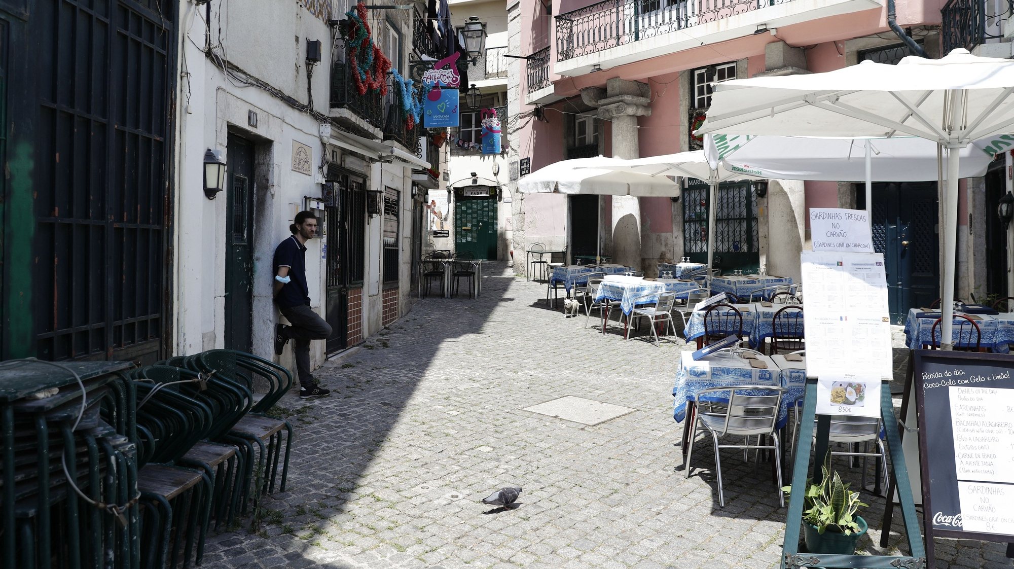 Uma rua do bairro de Alfama, sem os tradicionais efeitos dos Santos Populares, Lisboa, 11 de junho de 2021. Uma vez mais devido à pandemia da covid-19 a cidade de Lisboa, não terá os tradicionais arraiais de Santo António. (ACOMPANHA TEXTO). ANTÓNIO COTRIM/LUSA