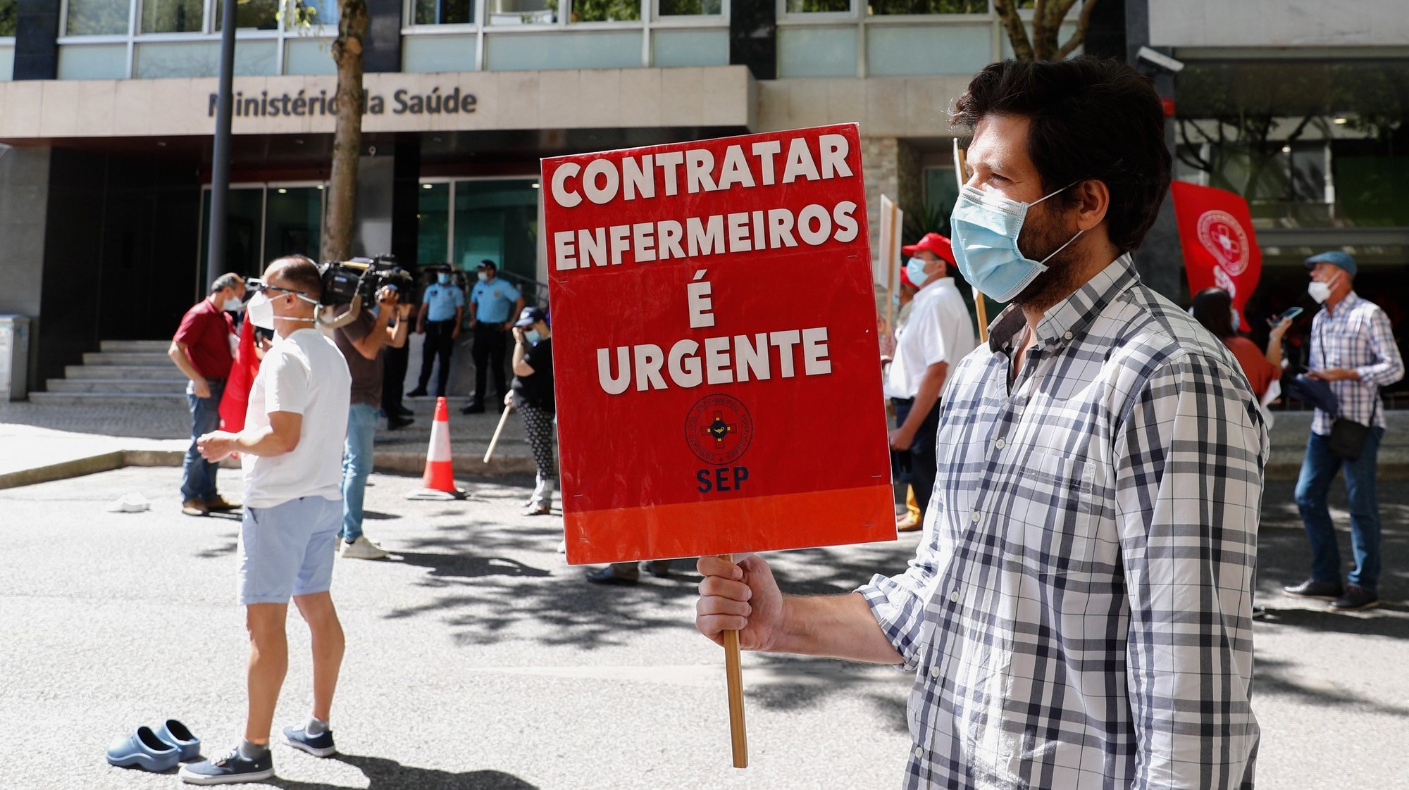 Enfermeiros protestam durante a jornada de ação e luta, organizada pela CGTP-IN, junto ao ministério da Saúde, em Lisboa 01 de julho  de 2021. ANTÓNIO COTRIM/LUSA