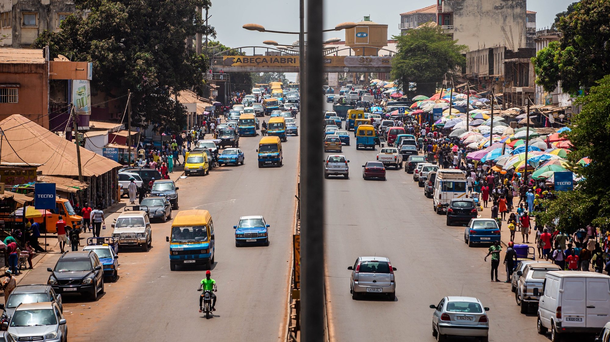 Trânsito junto ao Mercado Bandim, em Bissau, na Guiné-Bissau, 16 de maio de 2021. JOSÉ SENA GOULÃO/LUSA