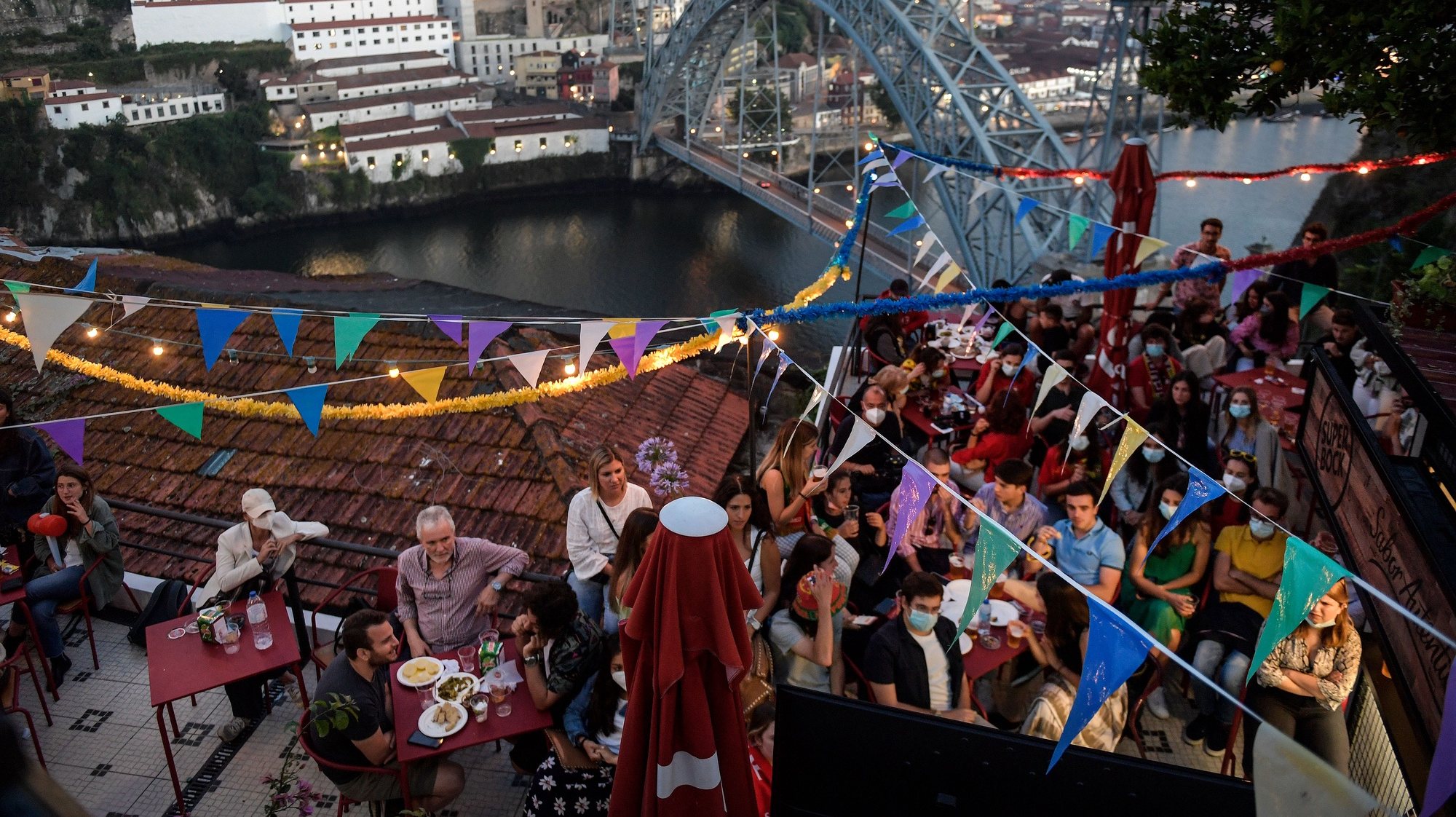 Populares participam no arraial da noite de São João no Porto, 23 de junho de 2021. FERNANDO VELUDO/LUSA