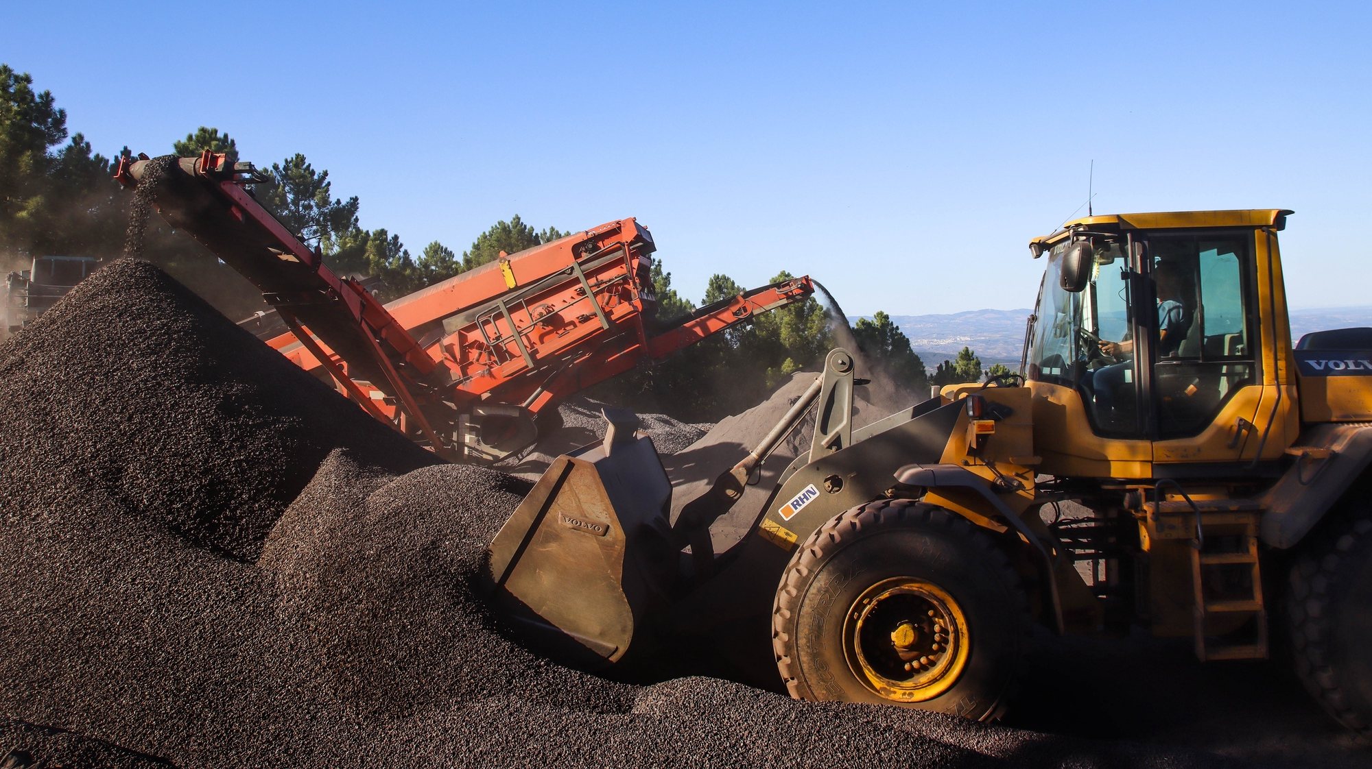 A concessionária das minas de Moncorvo, Aethel Mining Limited, deu início a extração de duas mil toneladas diárias de agregado de ferro de alta densidade, certificado, provenientes do depósito da Mua, 12 de outubro de 2021. O projeto mineiro instalado no cabeço da Mua, no concelho de Torre de Moncorvo, no distrito de Bragança, foi retomado no dia 13 março de 2020, após 38 anos de abandono, estando previsto um investimento de 550 milhões de euros para os próximos 60 anos. ( ACOMPANHA TEXTO DO DIA 13 DE OUTUBRO DE 2021). FOTO FRANCISCO PINTO/LUSA