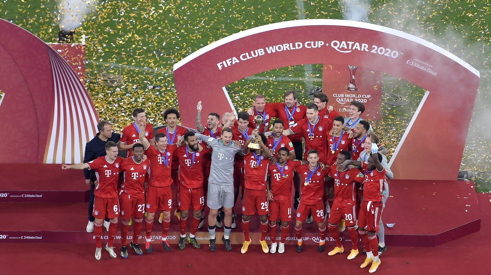 epa09005297 Bayern Munich players celebrate with the Club World Cup trophy after winning the final soccer match between Bayern Munich and Tigres UANL at the FIFA Club World Cup in Al Rayyan, Qatar, 11 February 2021.  EPA/NOUSHAD THEKKAYIL