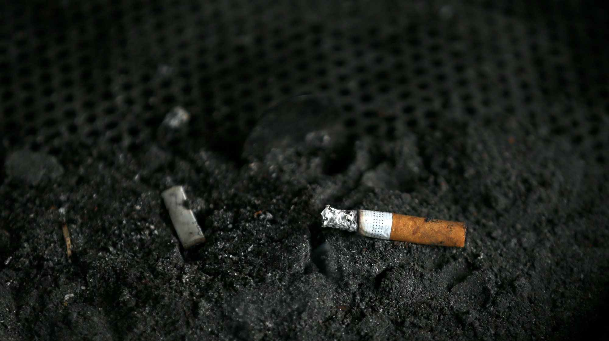 Cinzeiro público com um cigarro, 15 outubro 2019.  MANUEL DE ALMEIDA/LUSA