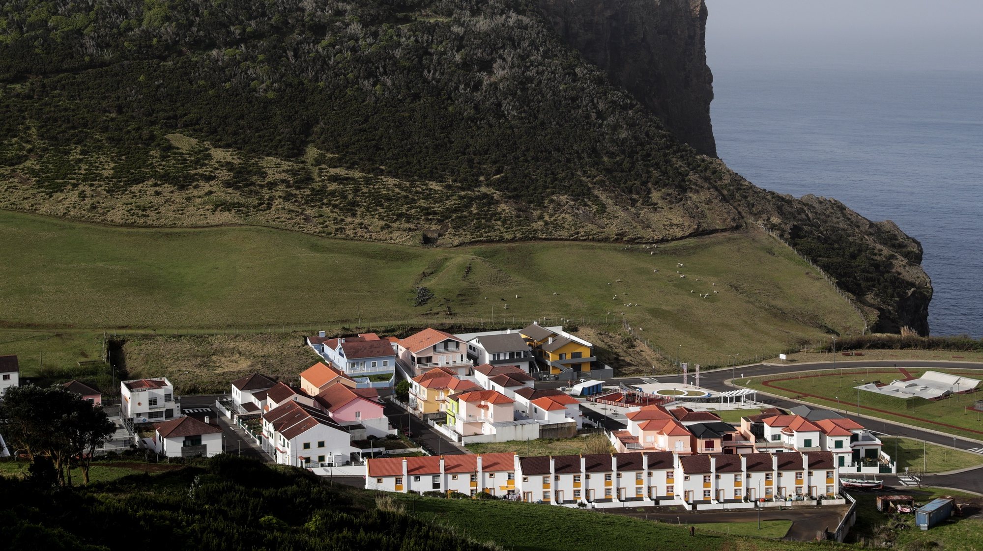 Vista geral de parte da vila de Velas na ilha de São Jorge nos Açores