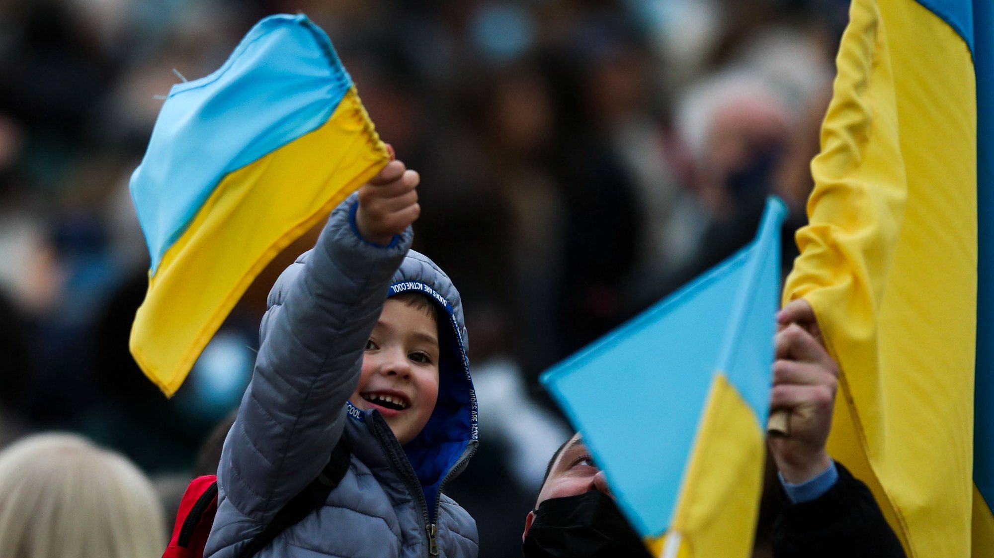 Uma criança acena uma bandeira da Ucrânia durante a cerimónia de consagração da Rússia e Ucrânia ao Imaculado Coração de Maria, na Capelinha das Aparições, Santuário de Fátima, 25 de março de 2022. PAULO CUNHA/LUSA