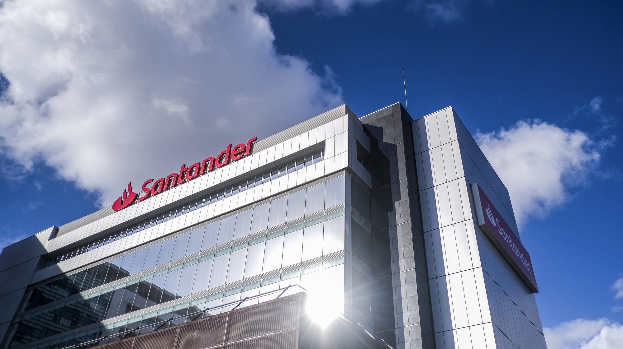 Logótipo e edifício da sede do Banco Santander Totta, em Lisboa, 14 de fevereiro de 2022. MÁRIO CRUZ/LUSA